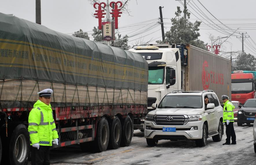 Mưa tuyết kỷ lục khiến các tuyến đường cao tốc ở Trung Quốc ùn tắc nghiêm trọng. (Ảnh: Tân Hoa Xã)