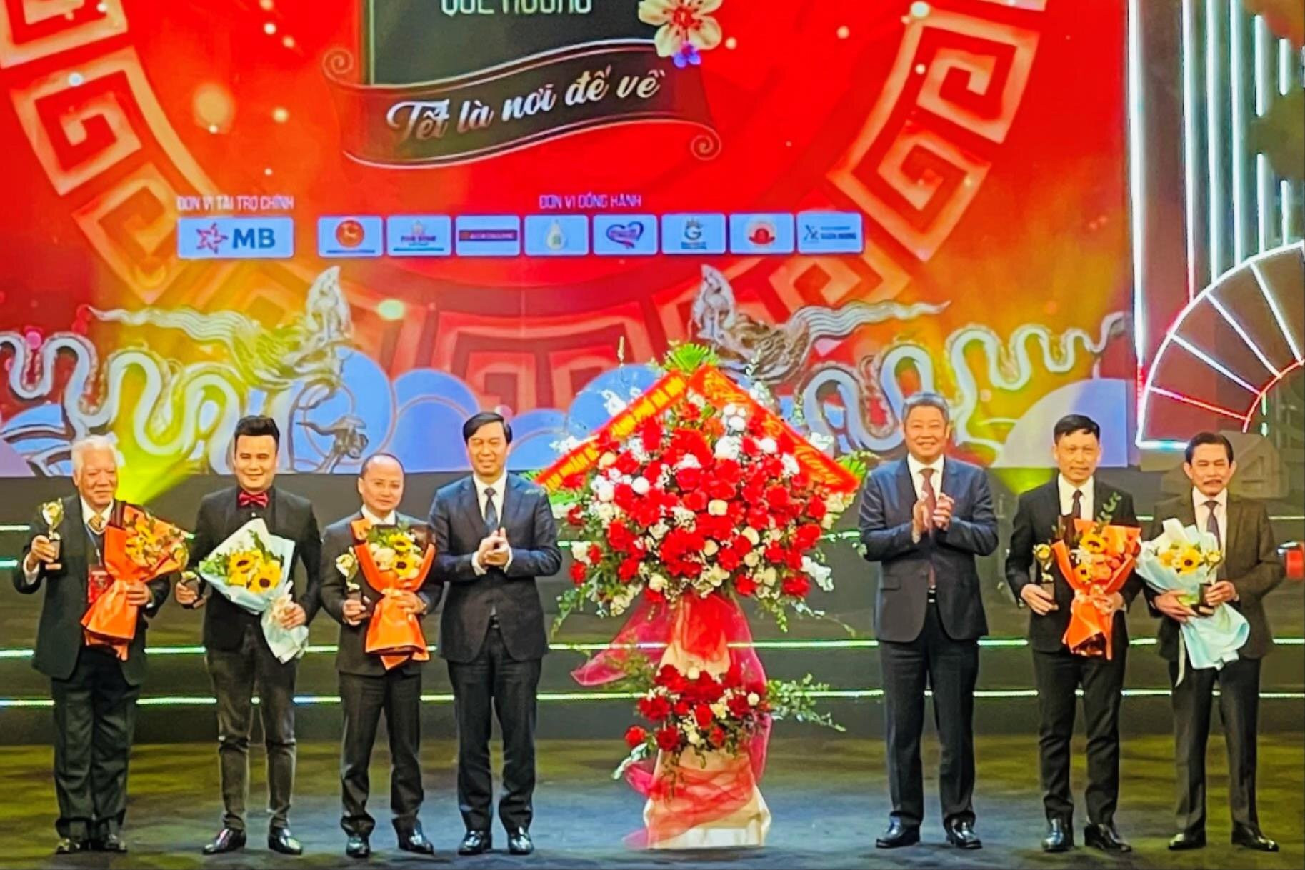 Phó Chủ tịch UBND thành phố Hà Nội Nguyễn Mạnh Quyền trao lẵng hoa của UBND thành phố tặng Ban Tổ chức chương trình.