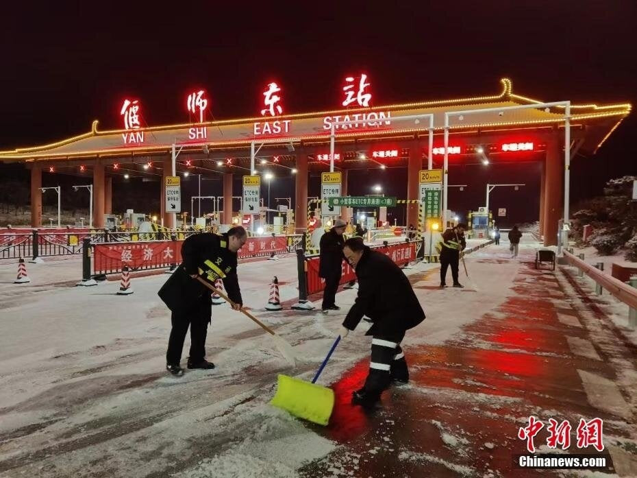 Các lực lượng chức năng Trung Quốc dọn tuyết ở tỉnh Hà Nam. (Ảnh: Chinanews)