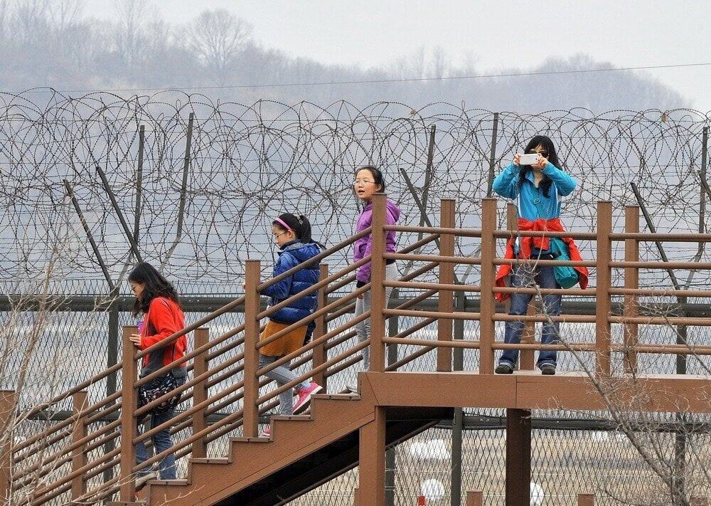 Khách du lịch tham quan Công viên hòa bình Imjingak gần Khu phi quân sự (DMZ) liên Triều, tại Paju, Hàn Quốc, ngày 5/4/2013. (Ảnh: AFP/TTXVN)