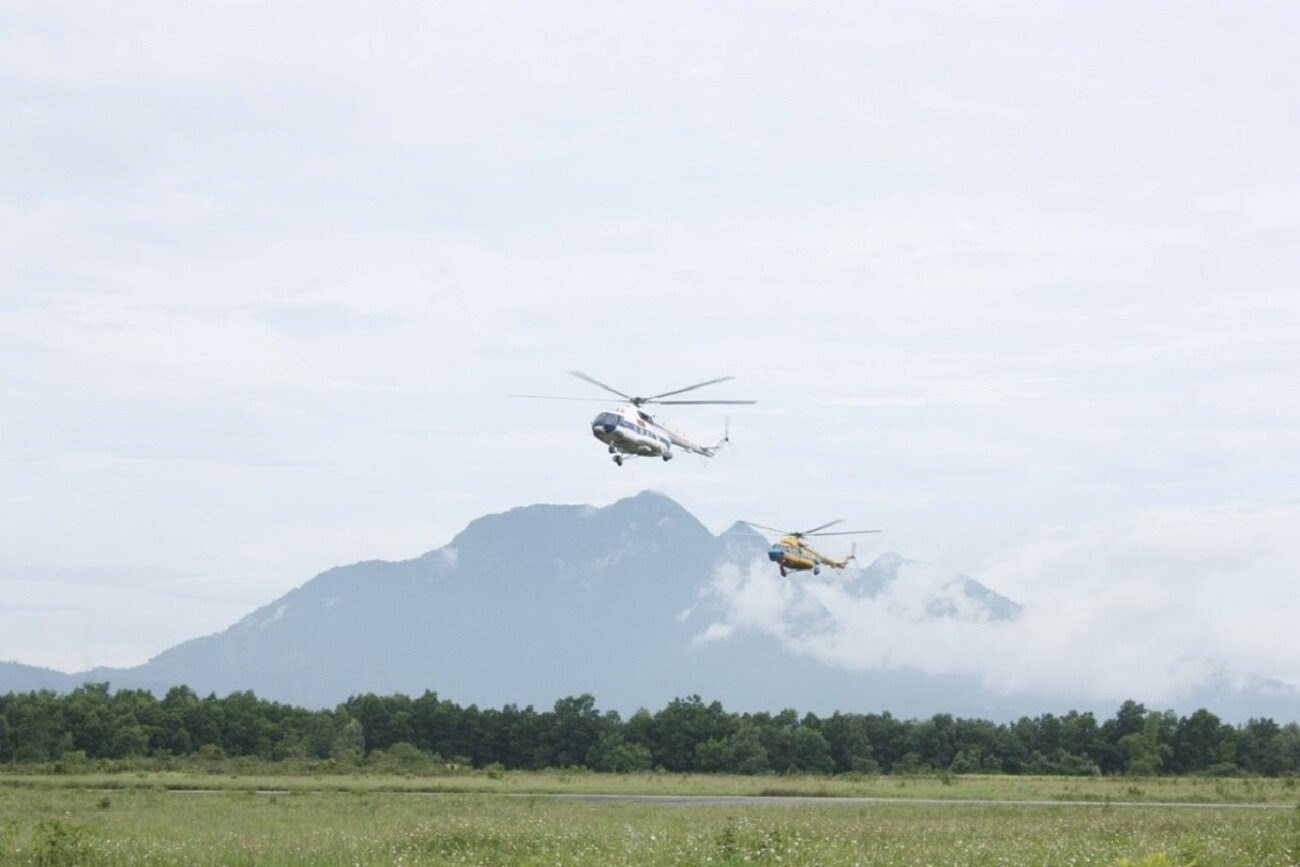 Trực thăng Mi-17 thuộc Sư đoàn không quân 371 bay hợp luyện. (Ảnh: VATM)