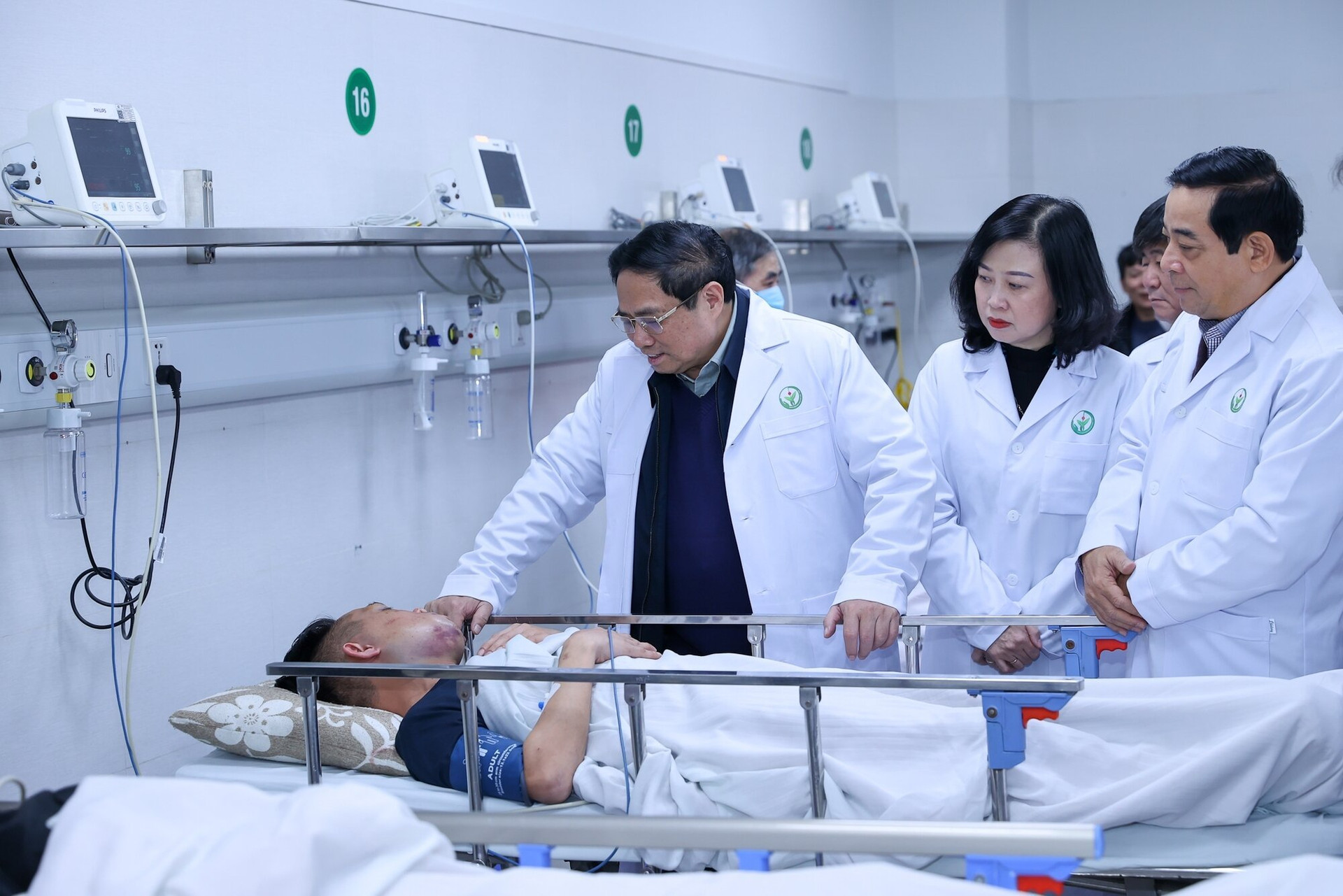 Thủ tướng Phạm Minh Chính thăm, động viên bệnh nhân tại Phòng khám cấp cứu của Bệnh viện Việt Đức. (Ảnh: VGP/Nhật Bắc)