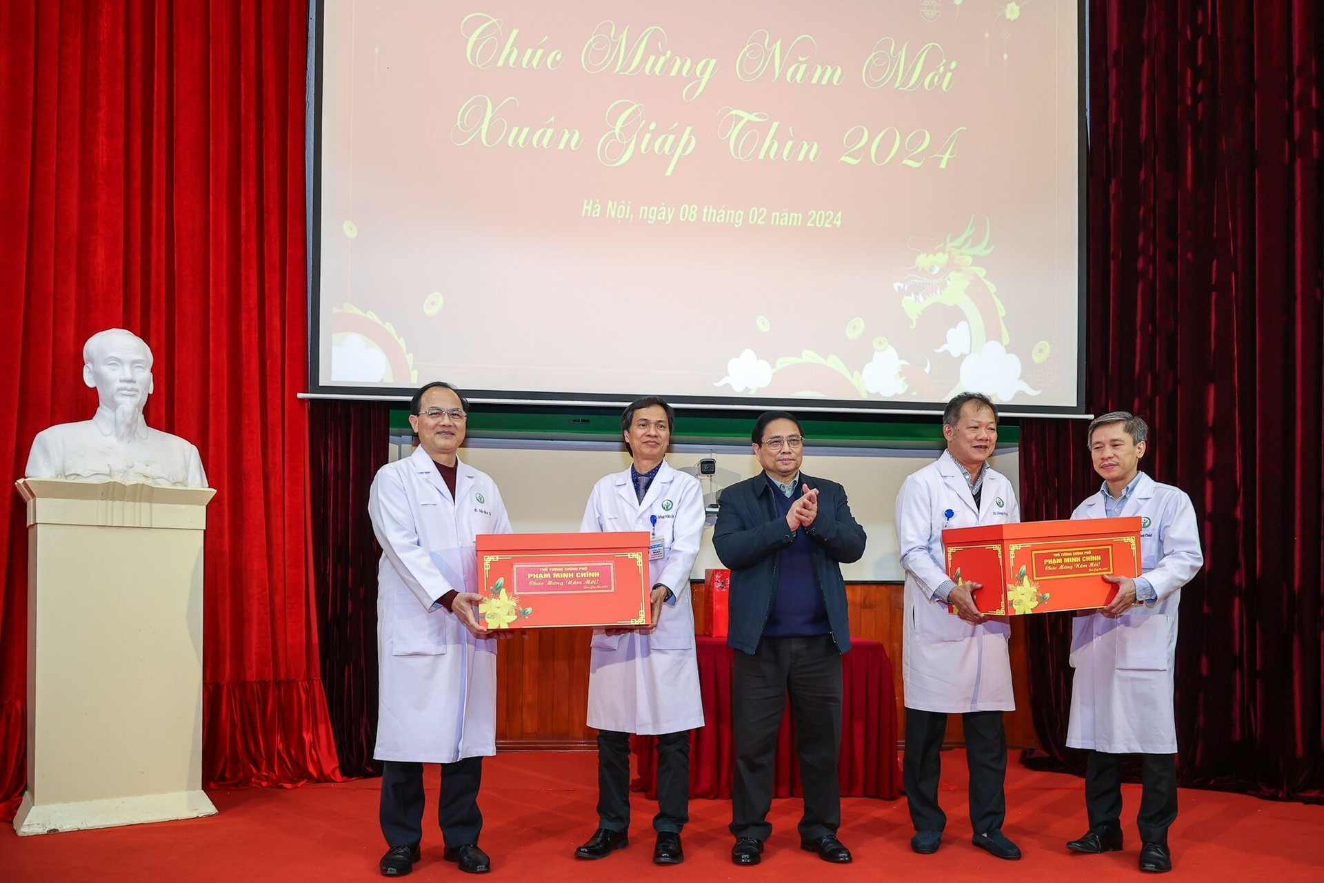 Thủ tướng tặng quà cán bộ, y bác sĩ, nhân viên y tế của Bệnh viện Hữu nghị Việt Đức. (Ảnh: VGP/Nhật Bắc)