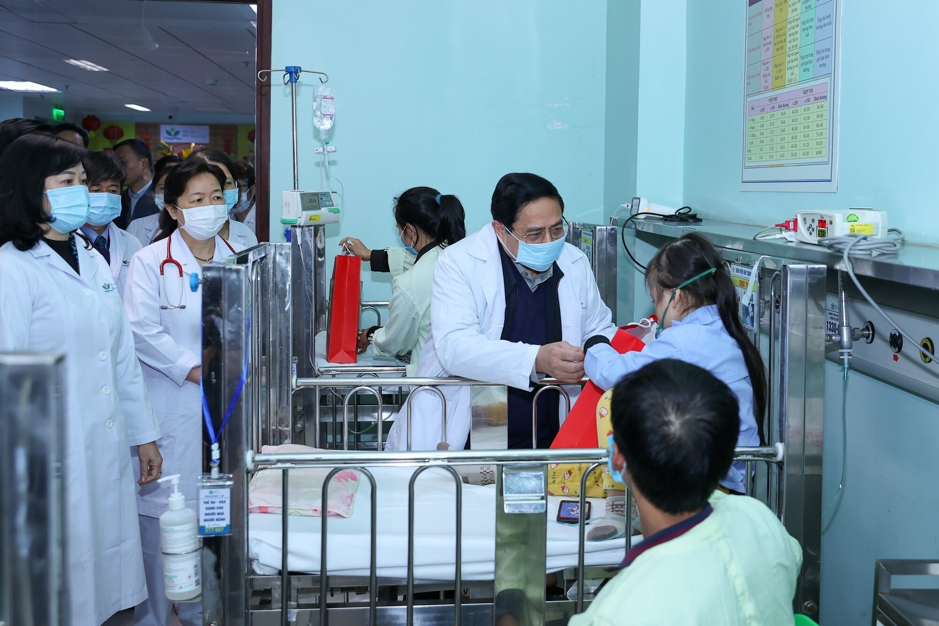 Thủ tướng tặng quà và chia sẻ với các bệnh nhi, người nhà bệnh nhân vẫn phải ở bệnh viện, không được về nhà đón Tết. (Ảnh: VGP/Nhật Bắc)