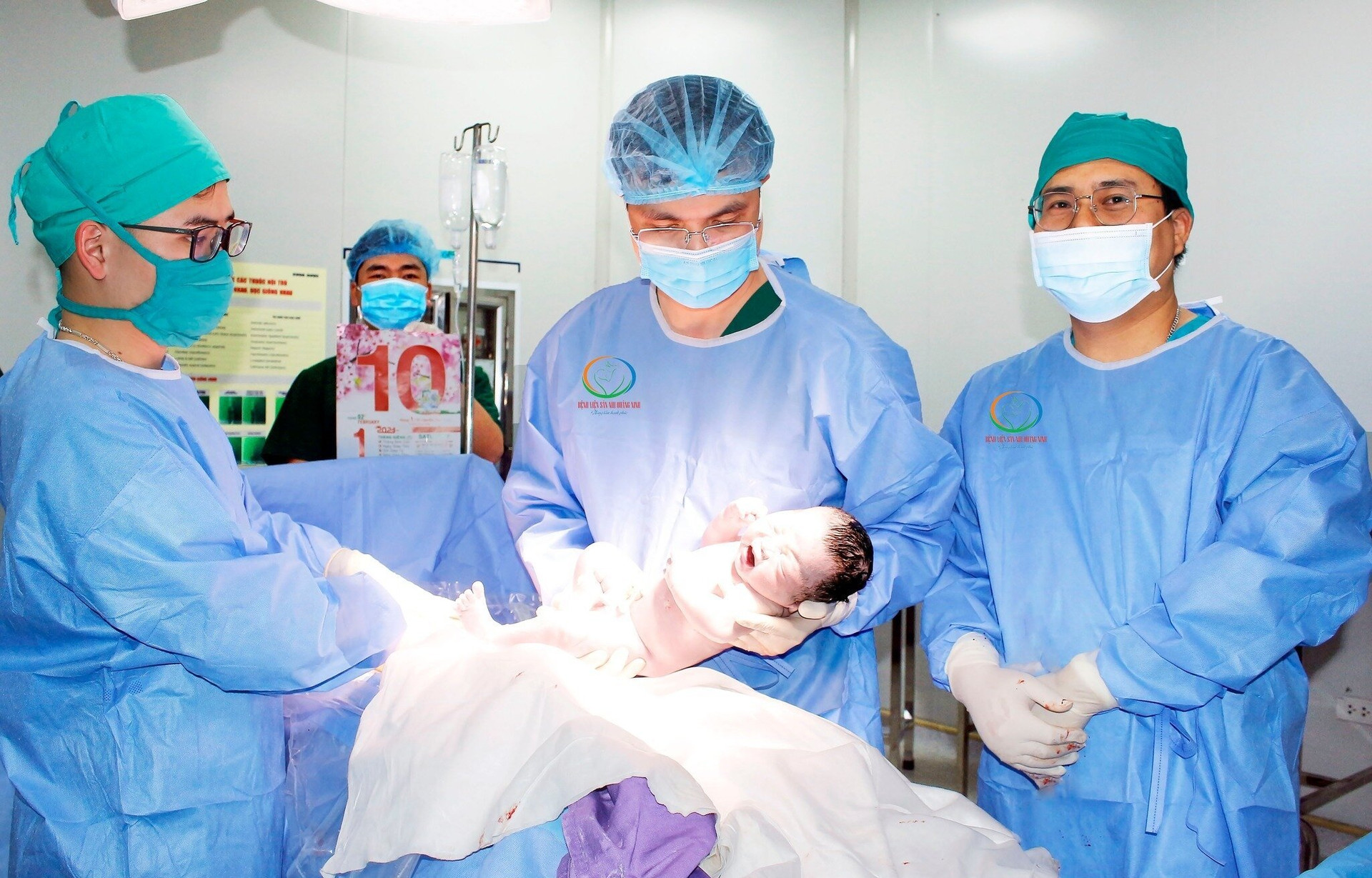 Bé trai chào đời tại Bệnh viện Sản nhi tỉnh Quảng Ninh vào thời khắc giao thừa. (Ảnh: BVCC)