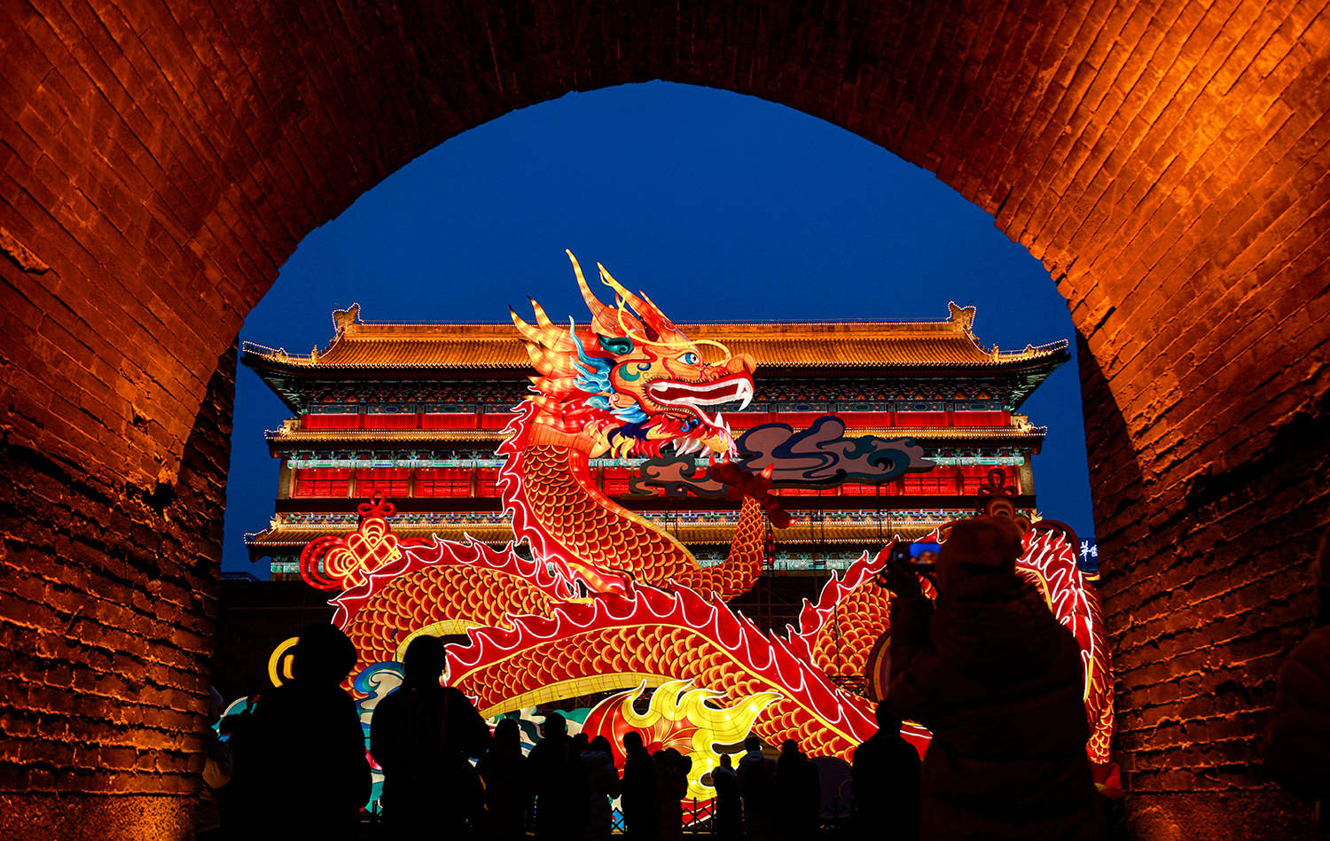 Đèn lồng hình rồng ở Tường thành cổ Tây An, tỉnh Thiểm Tây, Trung Quốc. Tết năm nay  đánh dấu lần đầu tiên sau nhiều năm lễ chào đón năm mới diễn ra trên khắp Trung Quốc đại lục mà không có bất kỳ hạn chế nào về COVID-19.