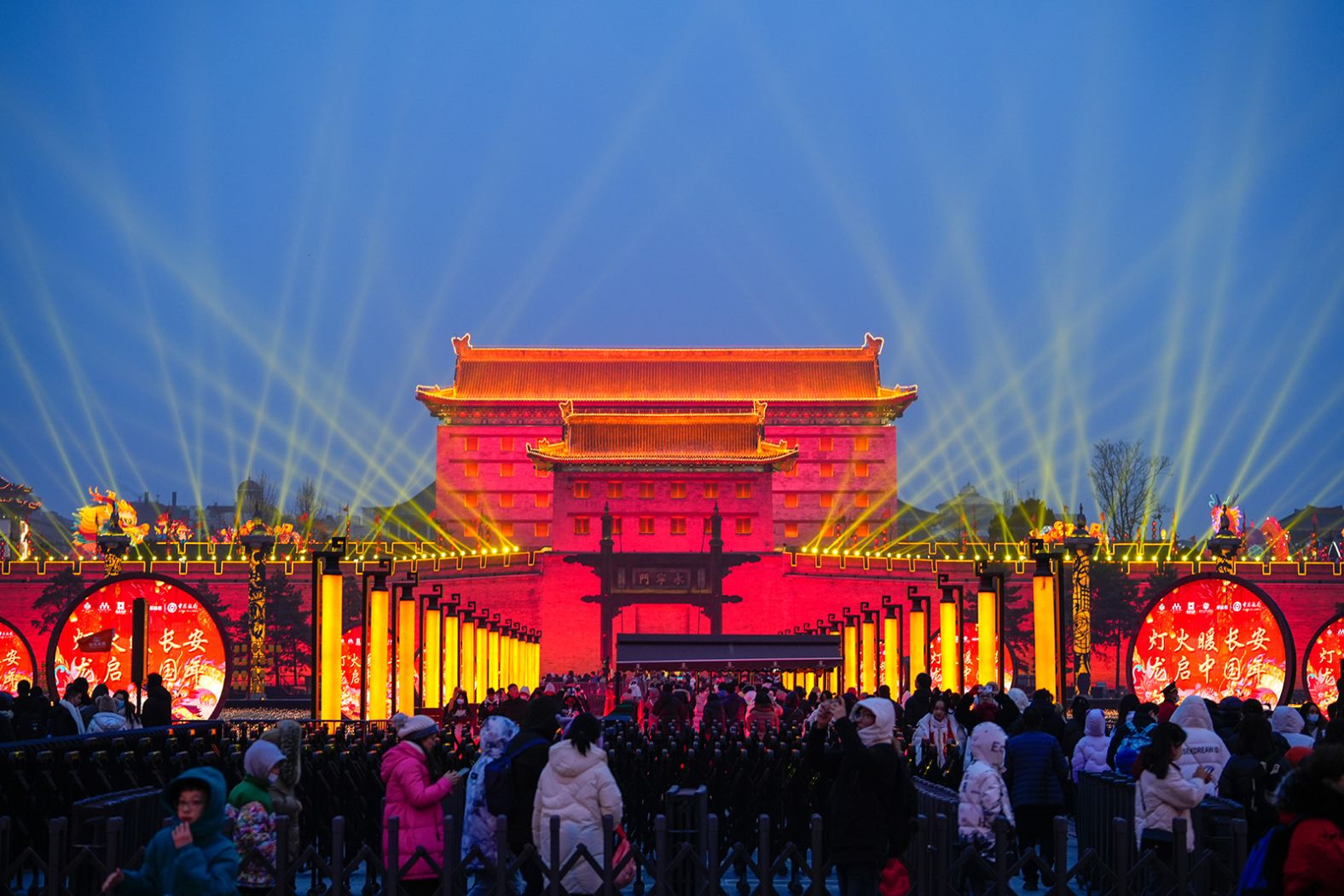Đám đông đổ về buổi trình diễn ánh sáng lễ hội đón năm mới ở Tây An, tỉnh Thiểm Tây, Trung Quốc.