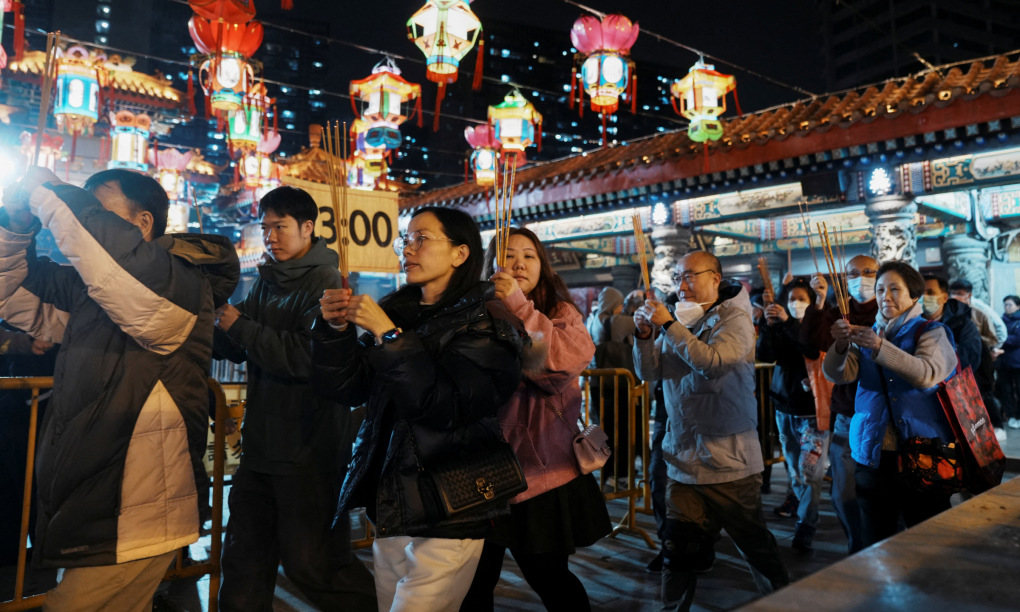 Người dân cầu may đêm giao thừa tại đền Hoàng Đại Tiên ở Hong Kong (Trung Quốc).