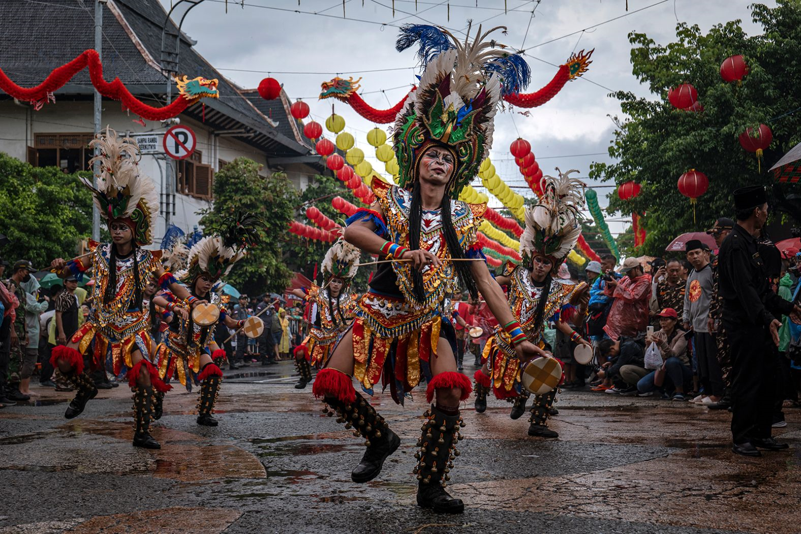 Vũ công hóa trang và nhảy vũ điệu truyền thống trong lễ hội Grebeg Sudiro trong dịp đón Tết Nguyên đán ở thành phố Solo, Indonesia.