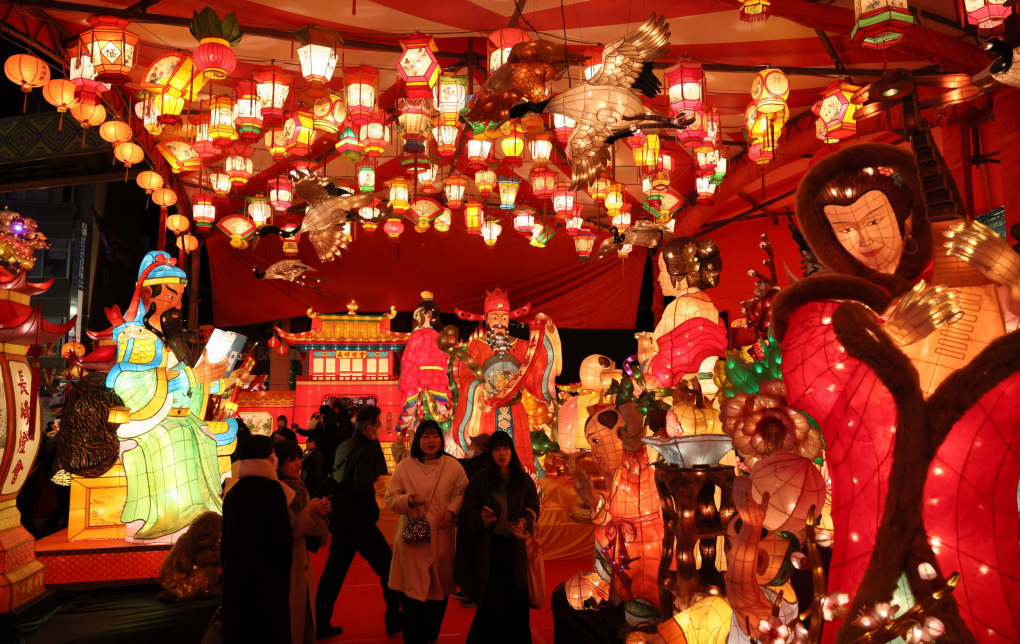 Hàng nghìn đèn lồng và hình nộm rực rỡ được trưng bày tại lễ hội đèn lồng trong khu phố người Hoa Shinchi ở thành phố Nagasaki, Nhật Bản. Nhật Bản không đón Tết Nguyên đán do chuyển sang đón năm mới theo lịch dương từ năm 1873 nhưng nhiều sự kiện vẫn được tổ chức trong dịp này.