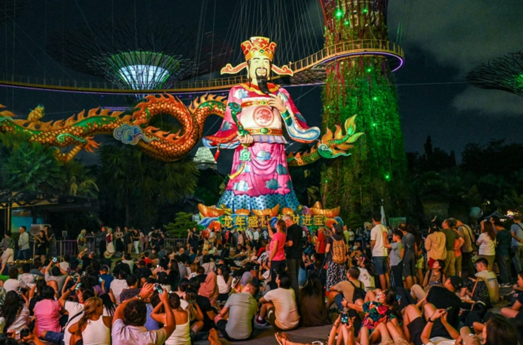 Người dân Singapore xem tượng Thần Tài và tượng rồng khổng lồ tại công viên Gardens by the Bay.