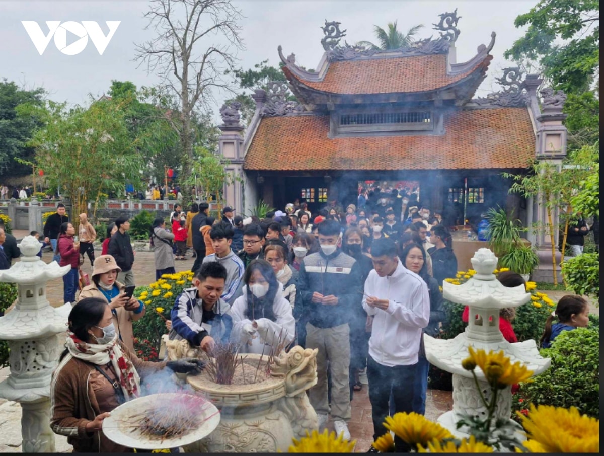 nguoi dan va du khach di chua cau an dau nam moi o quang binh hinh anh 1