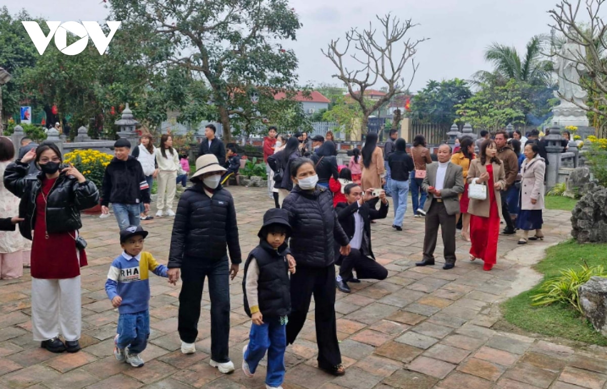 nguoi dan va du khach di chua cau an dau nam moi o quang binh hinh anh 2