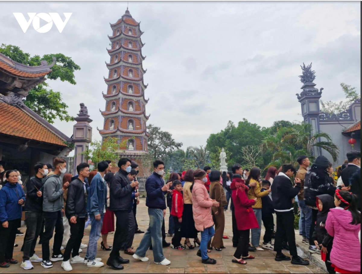 nguoi dan va du khach di chua cau an dau nam moi o quang binh hinh anh 4