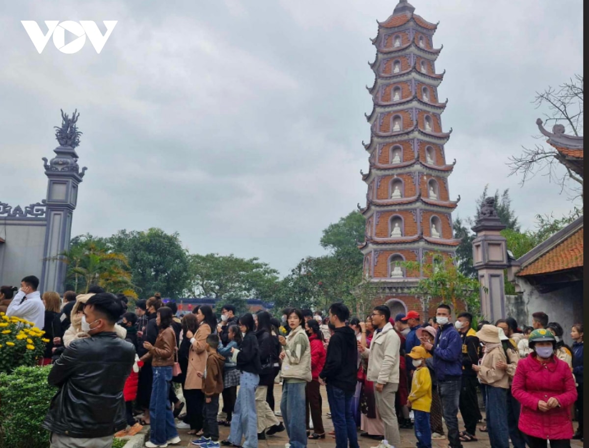 nguoi dan va du khach di chua cau an dau nam moi o quang binh hinh anh 5