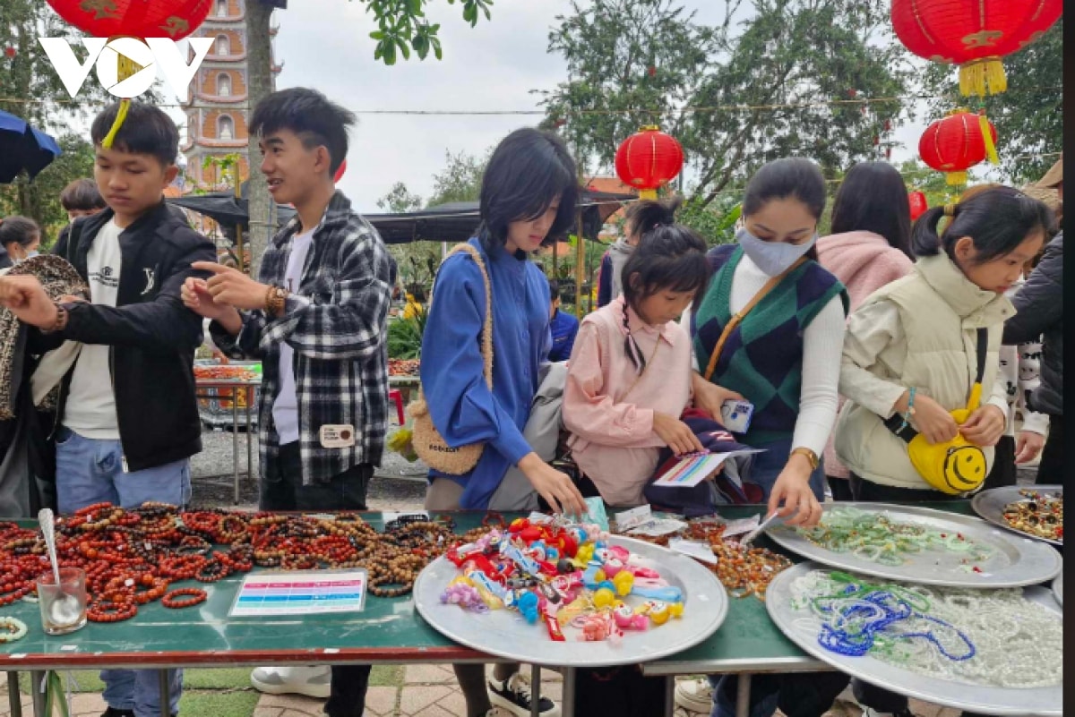 nguoi dan va du khach di chua cau an dau nam moi o quang binh hinh anh 8