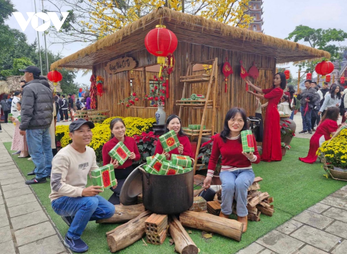 nguoi dan va du khach di chua cau an dau nam moi o quang binh hinh anh 9