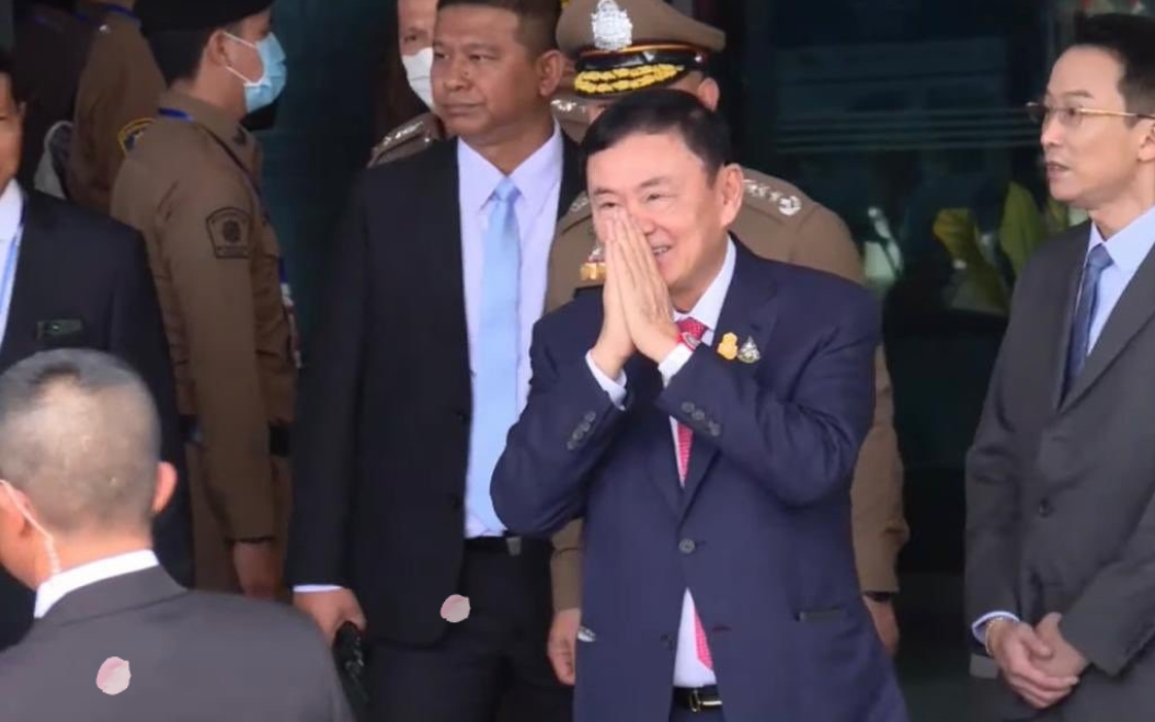 Cựu Thủ tướng Thaksin xuất hiện tại sân bay Don Mueang vào ngày 22/8/2023 (Ảnh: Thai Enquire)