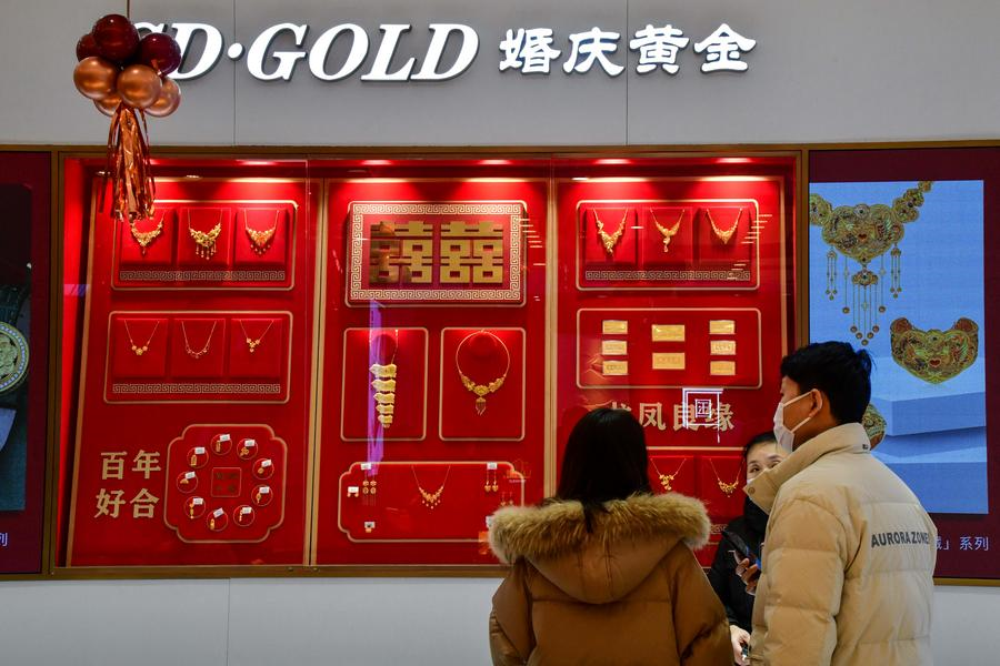 Cặp đôi trẻ xem trang sức bằng vàng tại một cửa hàng ở thành phố Tế Nam, tỉnh Sơn Đông, Trung Quốc. (Ảnh: Tân Hoa Xã)