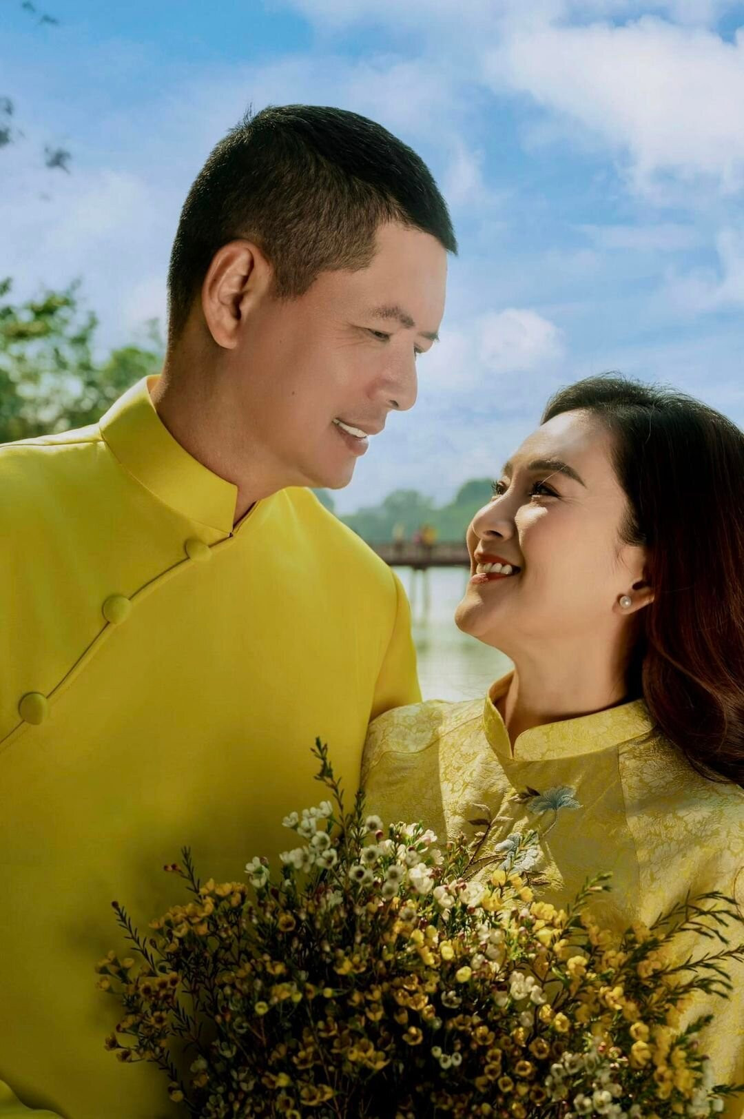 Sao Việt khoe ảnh Valentine: Thanh Hằng hôn chồng, Minh Tú hé lộ ảnh cưới - 9