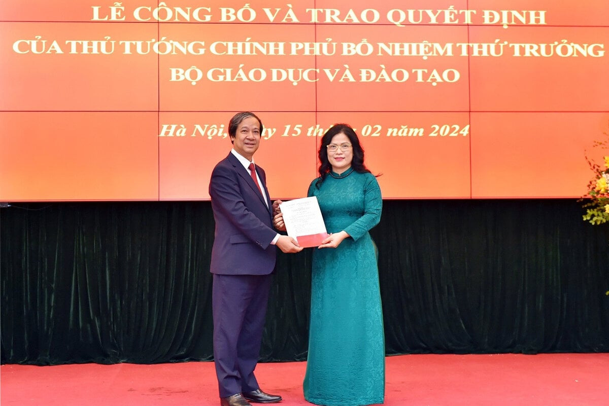 Bộ trưởng Nguyễn Kim Sơn trao quyết định của Thủ tướng cho Thứ trưởng Nguyễn Thị Kim Chi. (Ảnh: Bộ Giáo dục và Đào tạo)