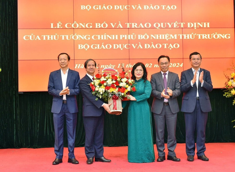 Lãnh đạo Bộ Giáo dục và Đào tạo tặng hoa chúc mừng tân Thứ trưởng Nguyễn Thị Kim Chi. (Ảnh: Bộ Giáo dục và Đào tạo)