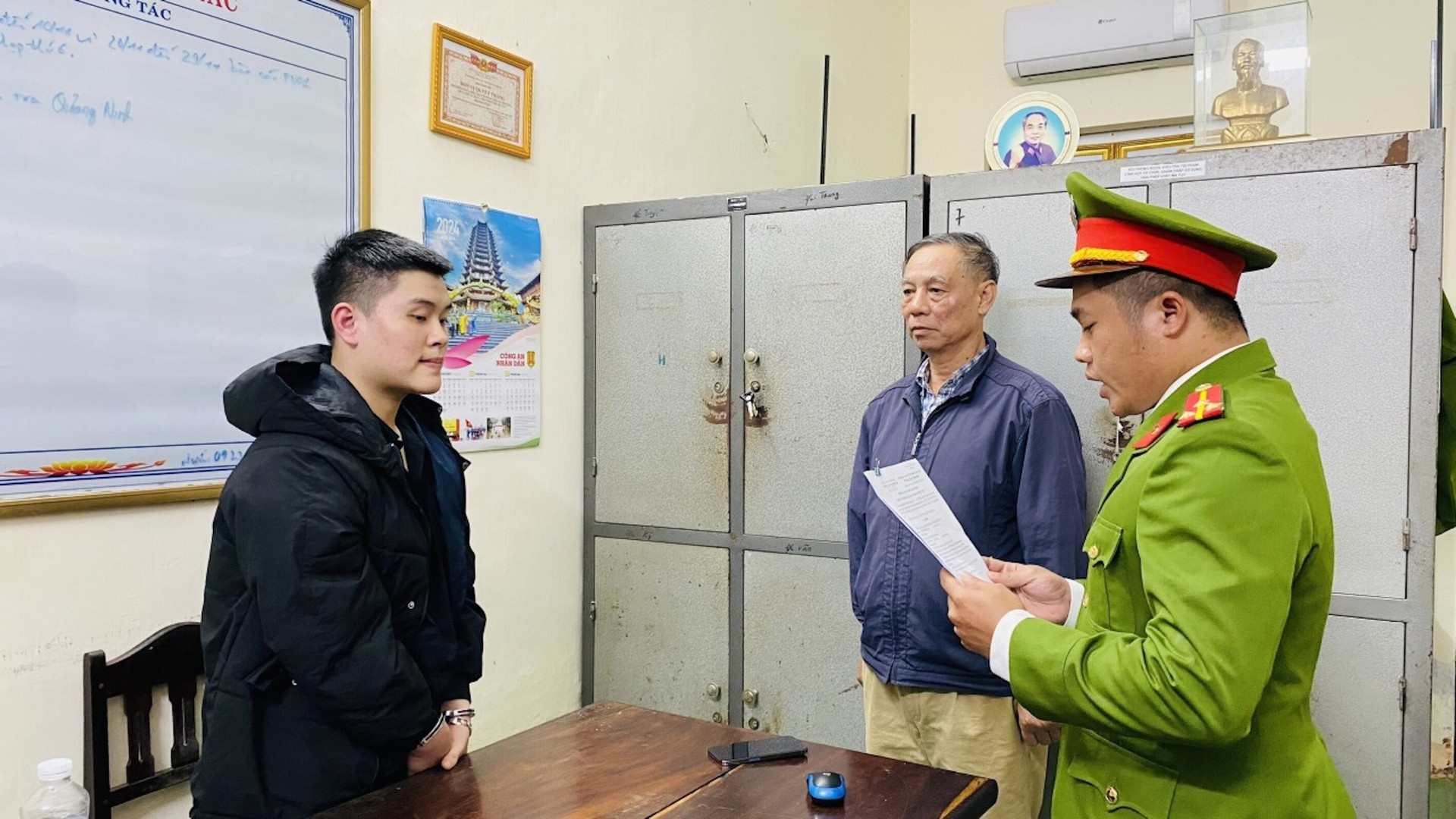 Công an tống đạt quyết định lệnh bắt tạm giam đối với Nguyễn Hùng Anh. (Ảnh: CA Quảng Bình)
