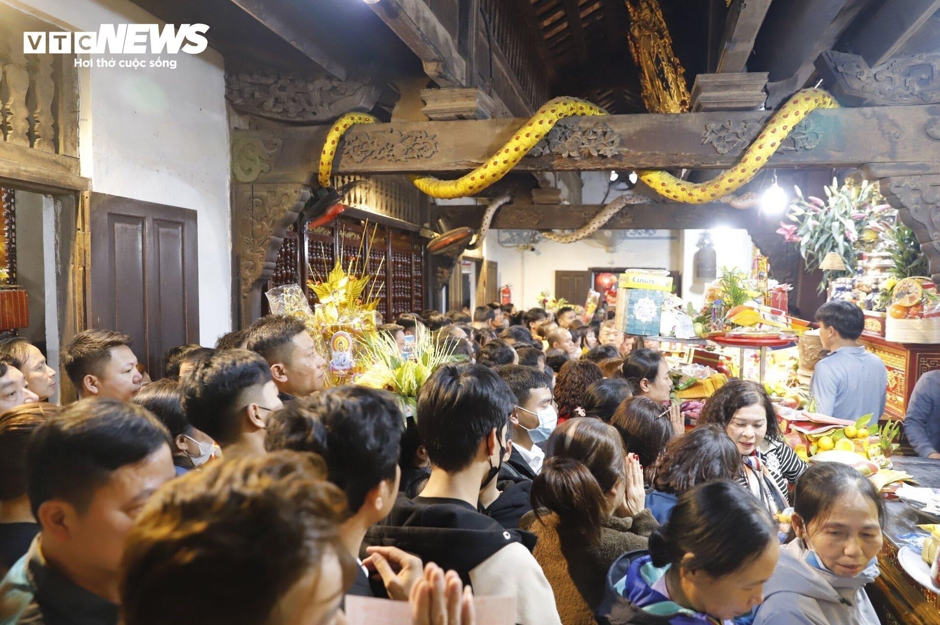 Vạn người đổ về chợ Viềng 'mua may bán rủi', đi lễ Phủ Dầy đầu năm mới - 11