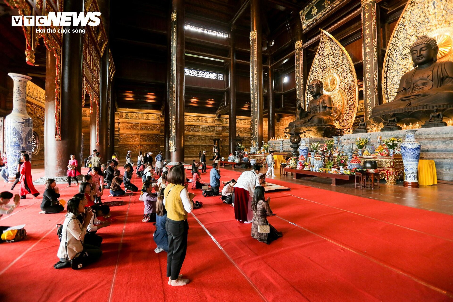 Dòng người 'rồng rắn' du xuân ở ngôi chùa lớn nhất Việt Nam - 20