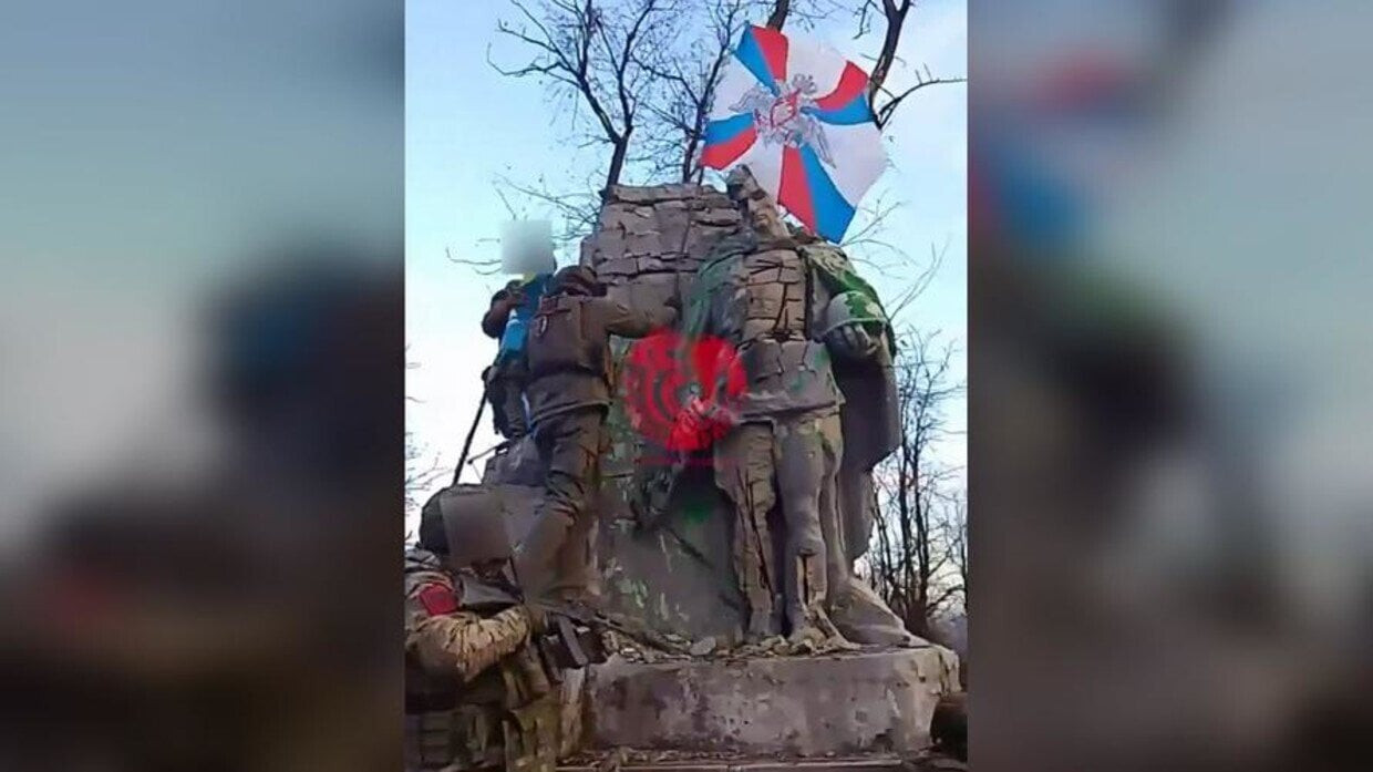 Hình ảnh binh sĩ Nga đặt cờ quân đội Nga trên tượng đài Hồng quân Liên Xô ở gần trung tâm thành phố Avdiivka. (Ảnh: Chernyyebarsy)