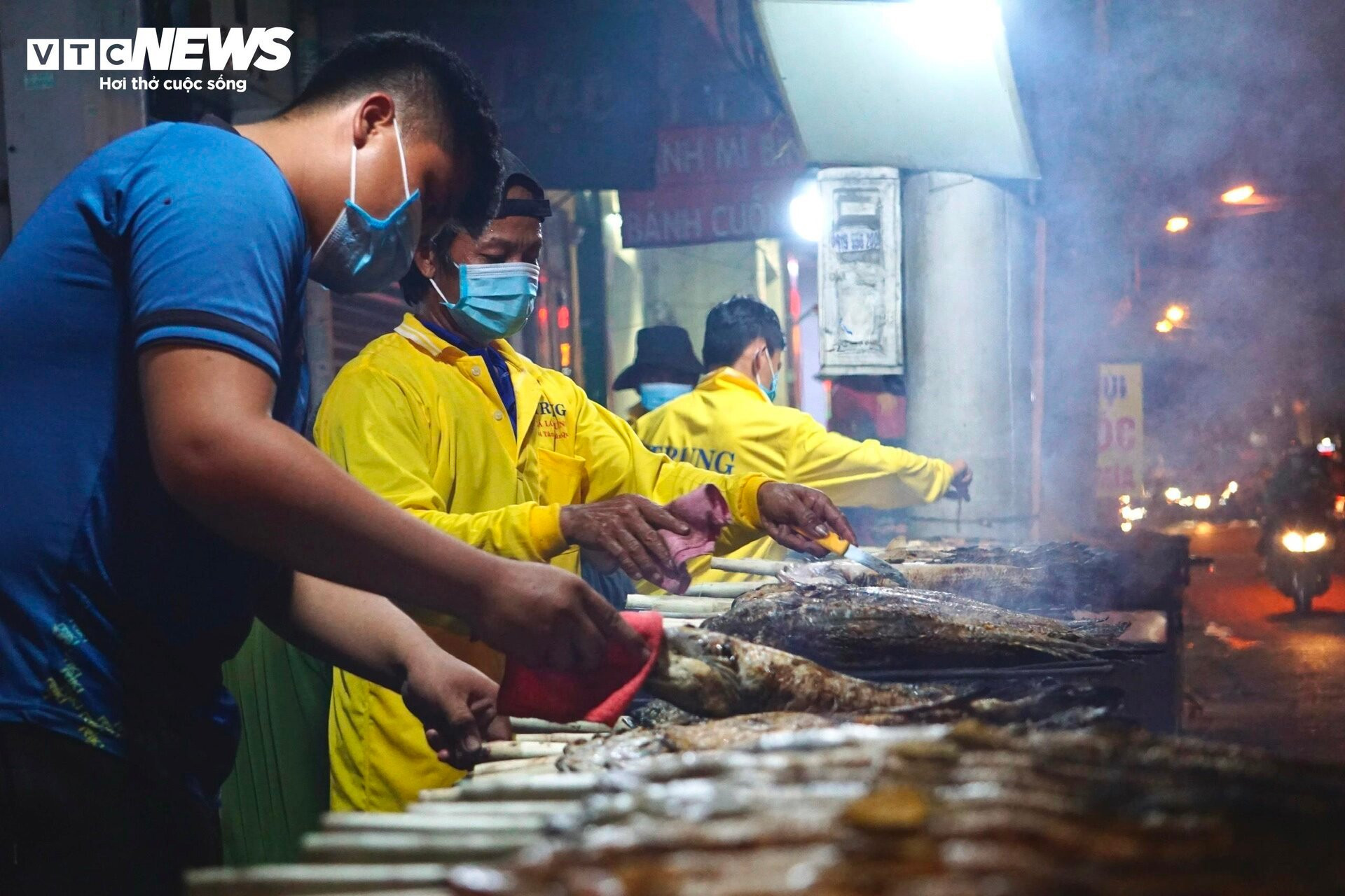 Quán vỉa hè thuê 40 người xuyên đêm nướng 4 tấn cá lóc bán ngày vía Thần Tài - 7