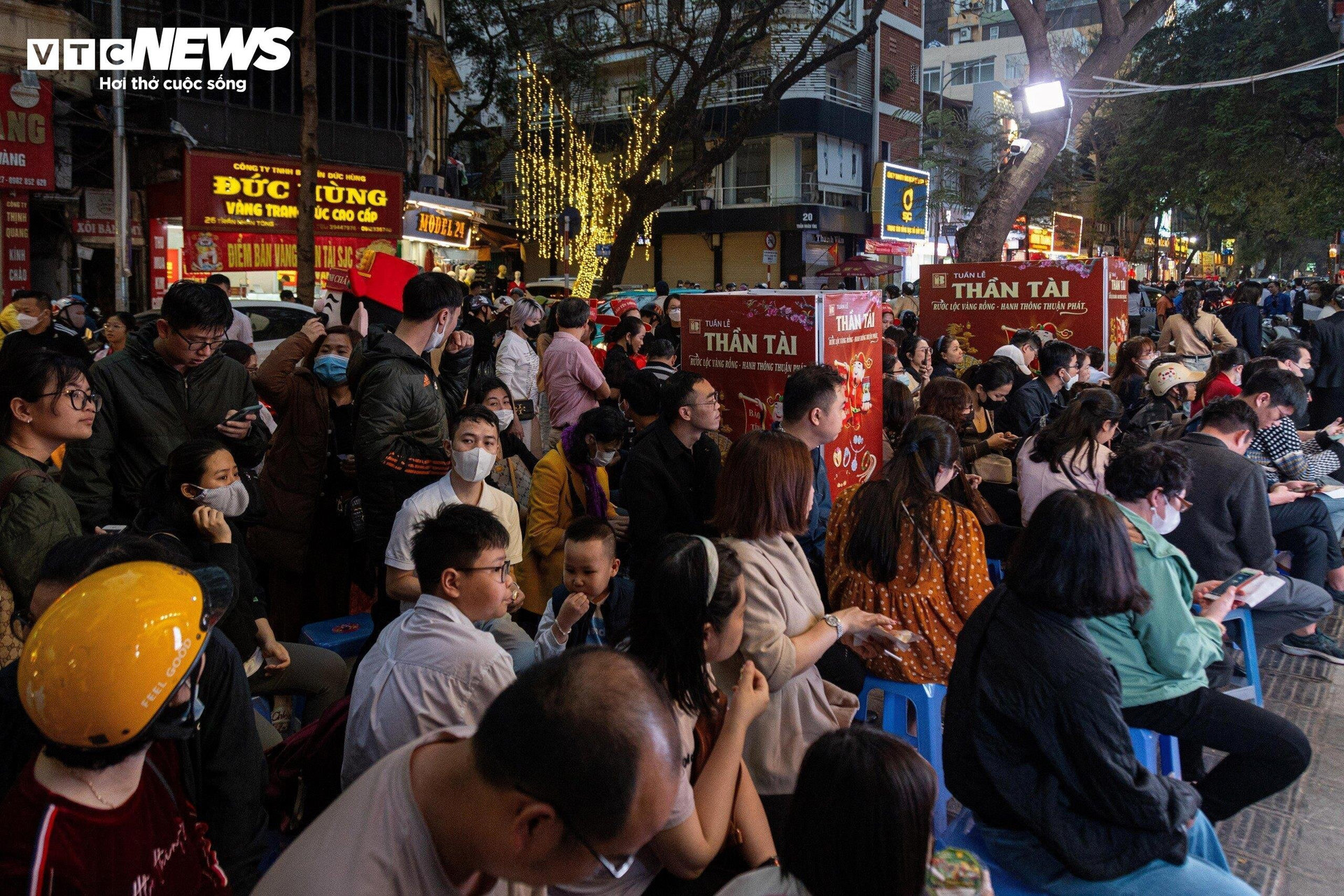 Ghi nhận của PV VTC News vào chiều tối ngày vía Thần Tài (19/2), lượng khách đổ về mua vàng tại các cửa hàng lớn trên phố Trần Nhân Tông vẫn rất đông đúc, dù trước đó các cửa hàng này đã liên tục đón lượng khách khổng lồ suốt cả ngày.