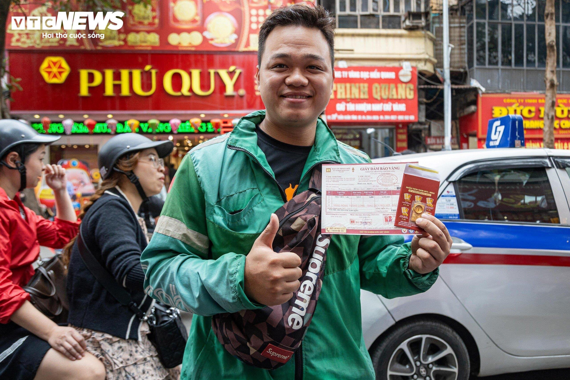 Anh Nguyễn Văn Trường, 25 tuổi (ở Quốc Oai, Hà Nội), lái xe công nghệ cho biết: “Tôi tranh thủ lúc giờ tan tầm để đi mua vàng vì giờ này đường tắc, chở khách tốn xăng nên tôi không nhận cuốc