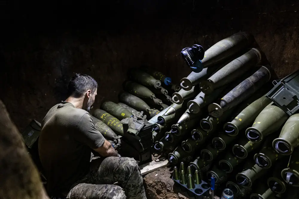 Một binh sĩ Ukraine đang chuẩn bị đạn pháo 155mm. (Ảnh: Business Insider)