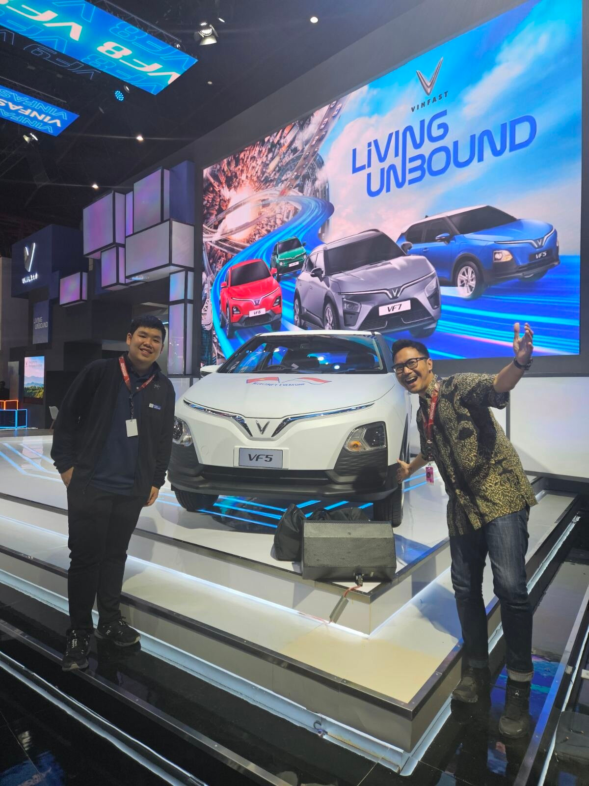 Jason Andhika Syarie (bên trái), chuyên gia về ô tô (kênh CVT Indonesia) khẳng định, với thế mạnh về thiết kế và mức giá tốt dành cho khách hàng, không có lý do gì hãng xe của Việt Nam lại không thể thành công ở thị trường Indonesia.