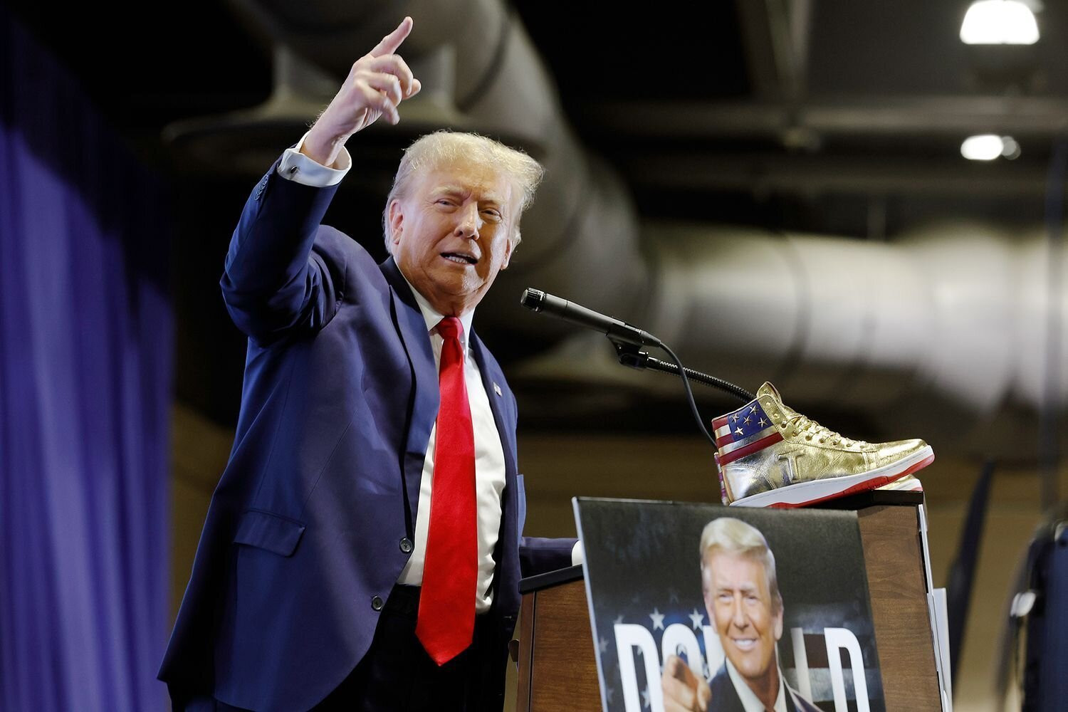 Cựu Tổng thống Mỹ Trump xuất hiện ở Philadelphia để quảng cáo giày thể thao mang nhãn hiệu Trump.
