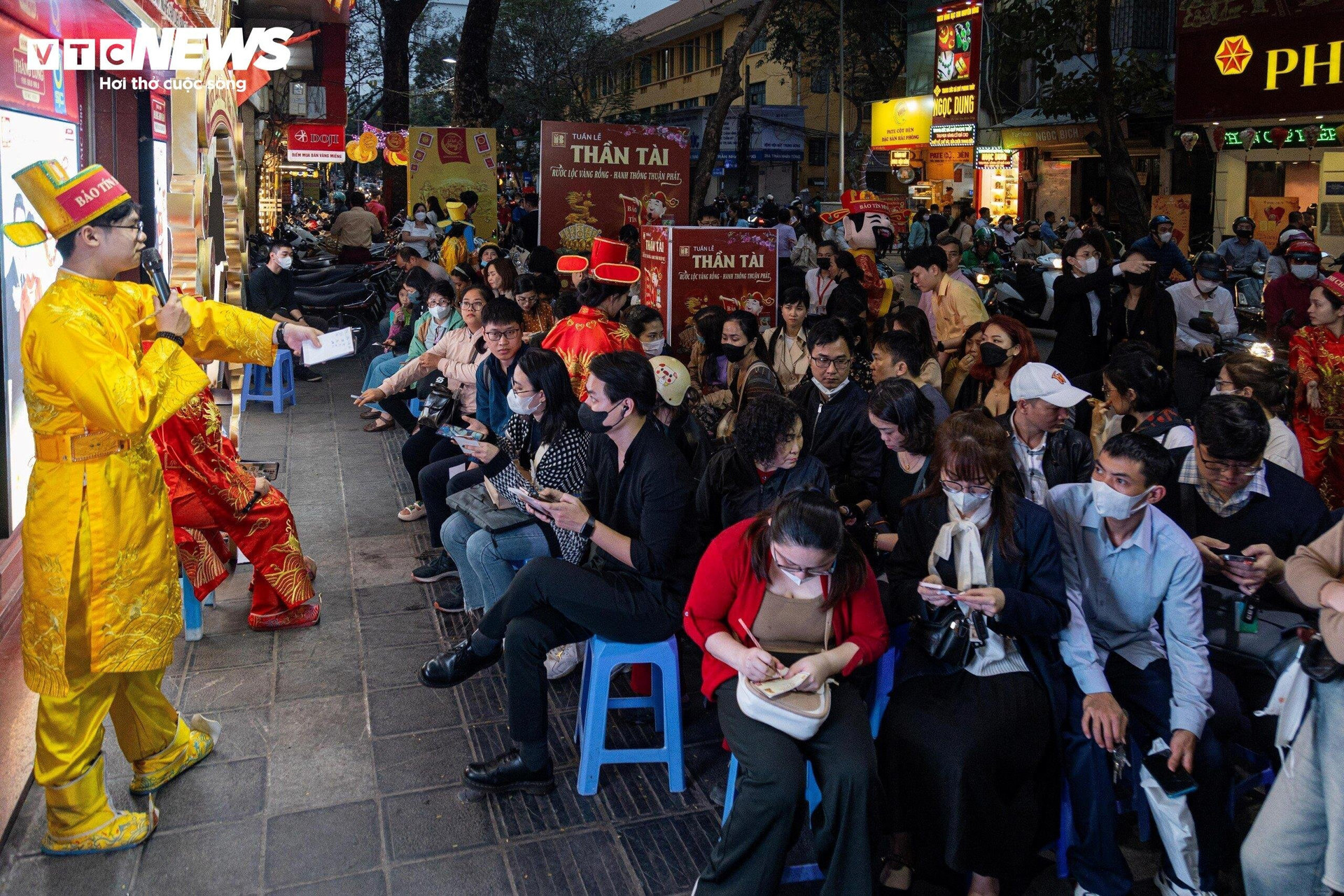 Đến khoảng 19h, khách đã ngồi kín toàn bộ số ghế trước cửa hàng Bảo Tín Minh Châu để chờ đến lượt mua vàng do cửa hàng chật kín, không thể chen chân vào. Có nhiều khách phải đứng dưới lòng đường khi hết ghế.