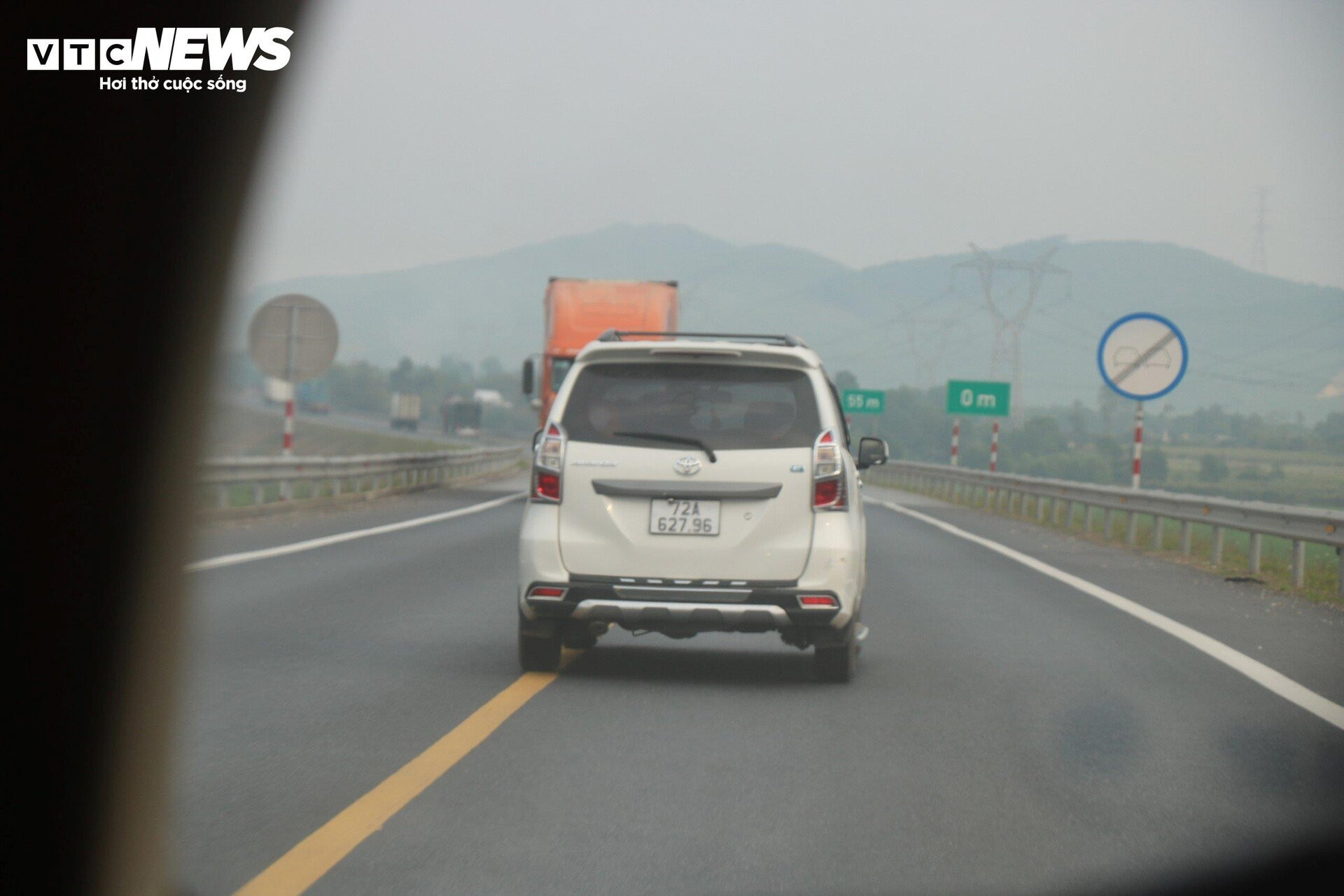 Ô tô vẫn 'đùa giỡn' với tử thần trên cao tốc Cam Lộ-La Sơn sau tai nạn thảm khốc - 6