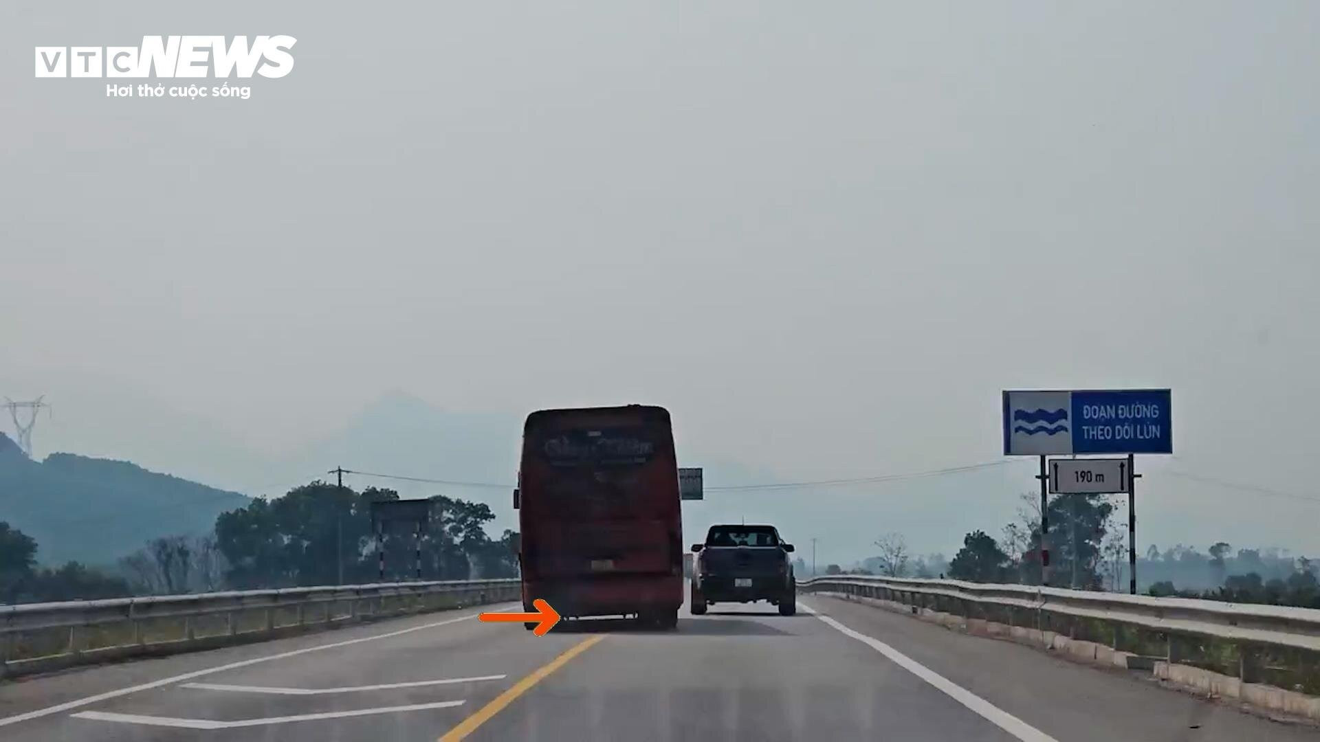Ô tô vẫn 'đùa giỡn' với tử thần trên cao tốc Cam Lộ-La Sơn sau tai nạn thảm khốc - 10