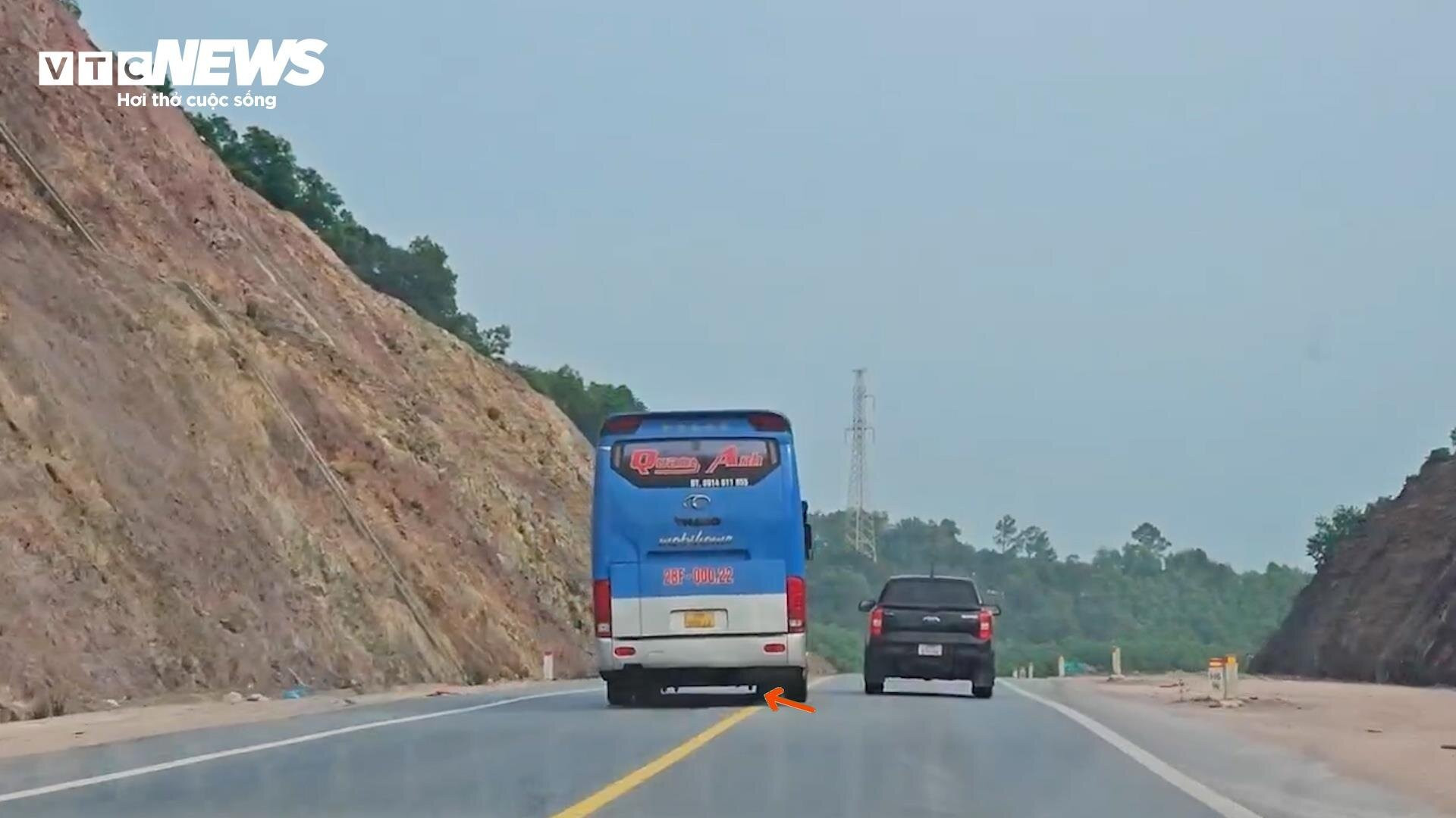 Ô tô vẫn 'đùa giỡn' với tử thần trên cao tốc Cam Lộ-La Sơn sau tai nạn thảm khốc - 9