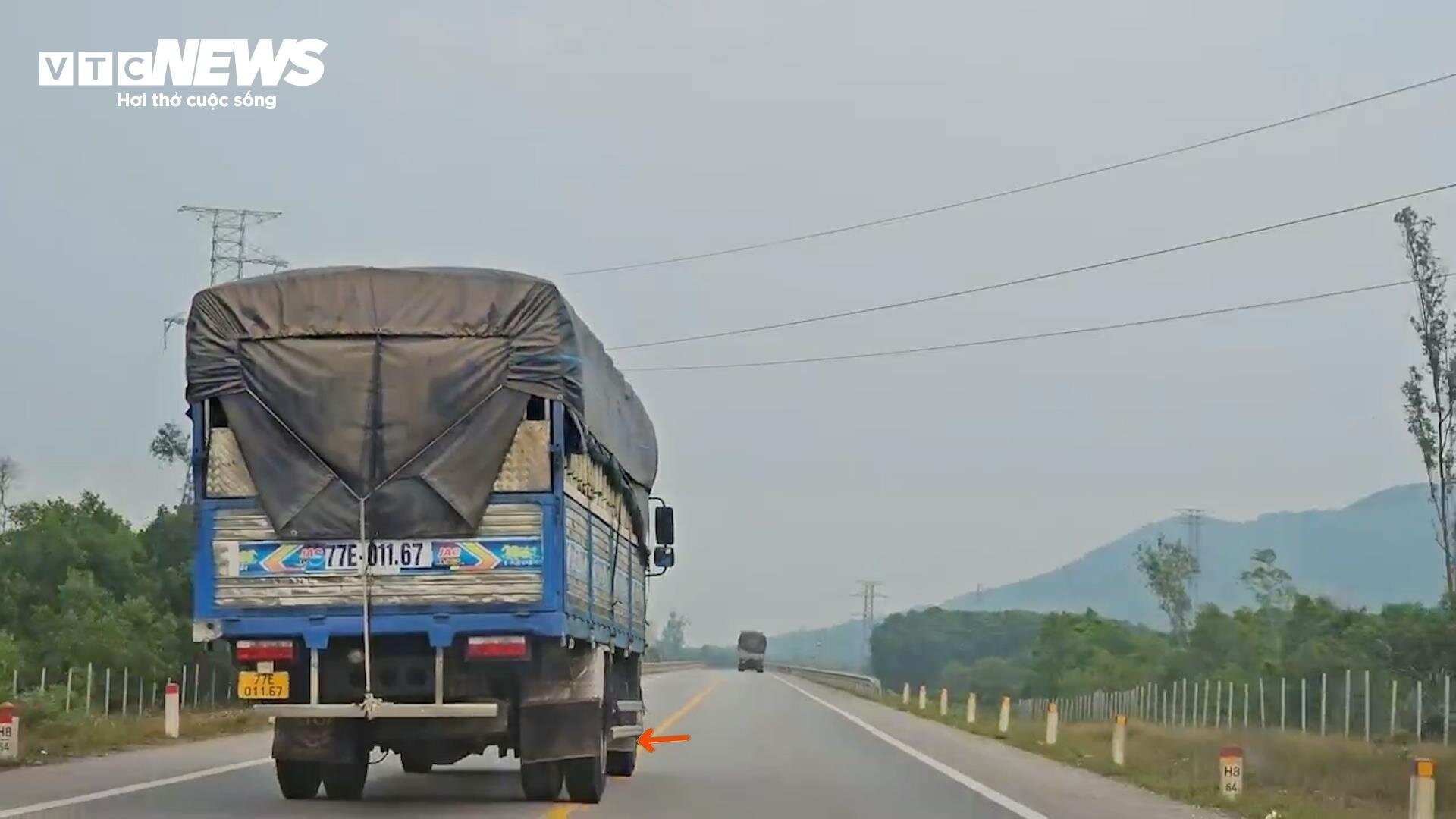 Ô tô vẫn 'đùa giỡn' với tử thần trên cao tốc Cam Lộ-La Sơn sau tai nạn thảm khốc - 12
