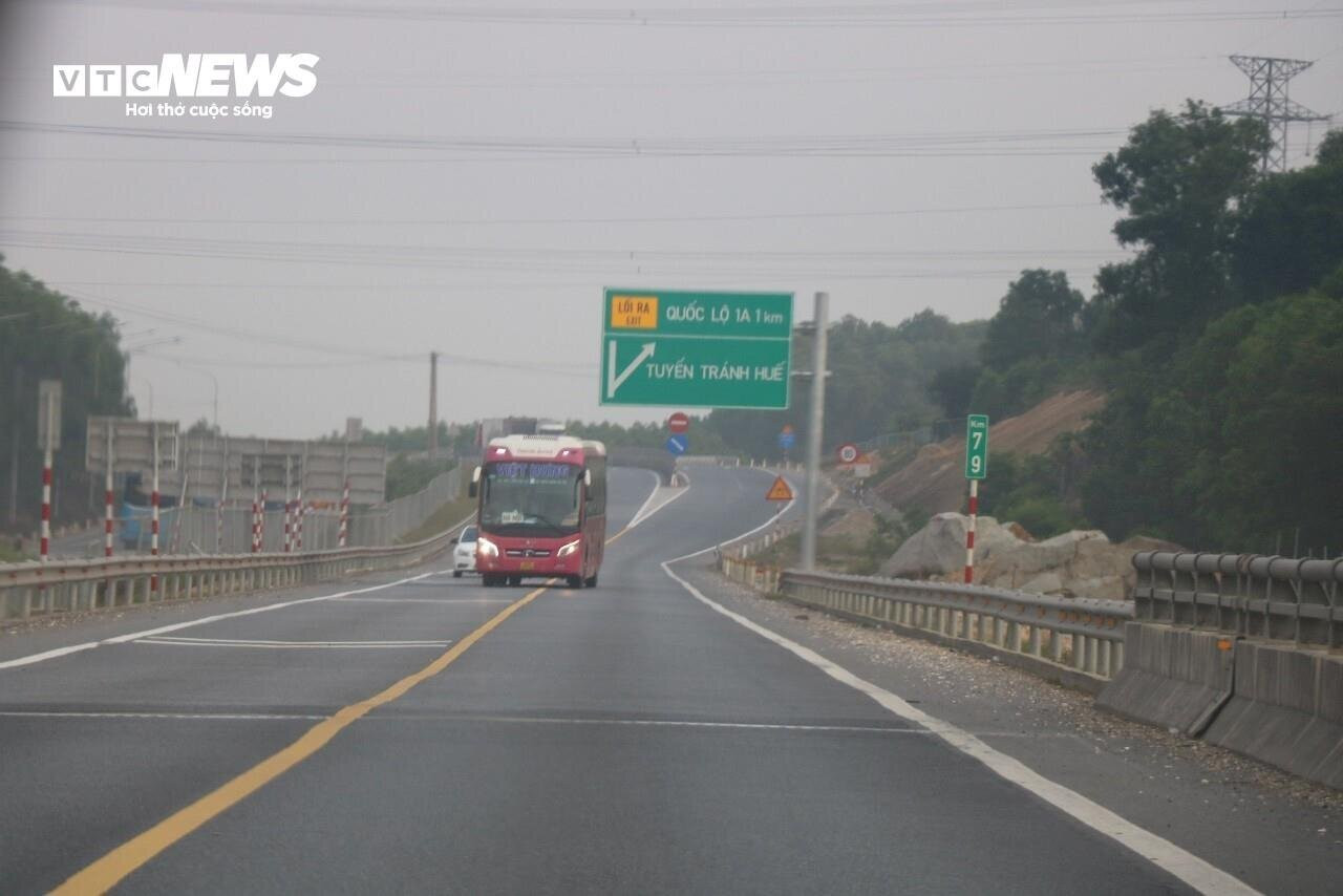 Ô tô vẫn 'đùa giỡn' với tử thần trên cao tốc Cam Lộ-La Sơn sau tai nạn thảm khốc - 11