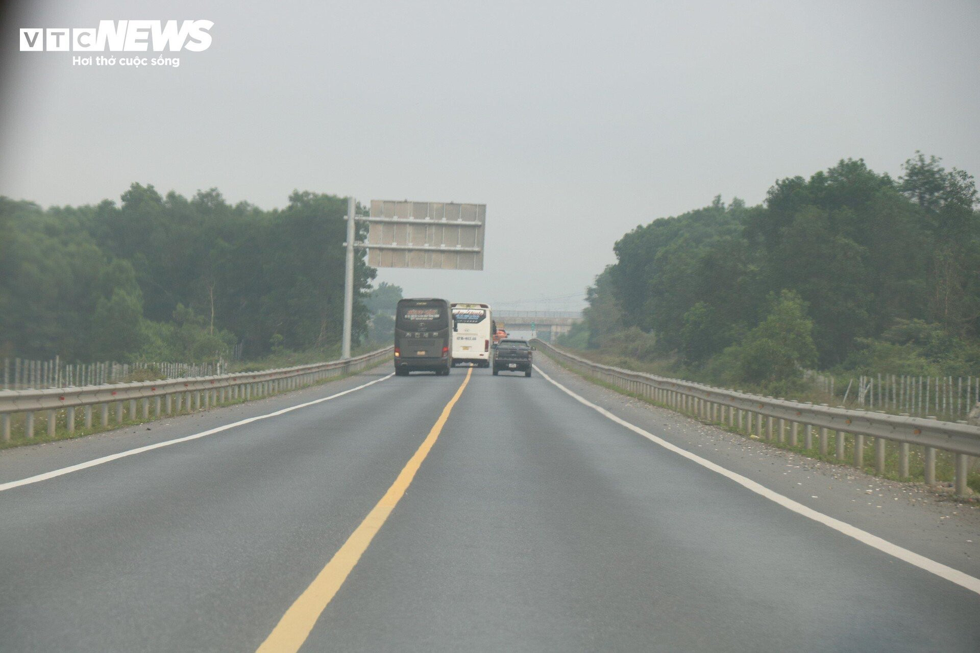 Ô tô vẫn 'đùa giỡn' với tử thần trên cao tốc Cam Lộ-La Sơn sau tai nạn thảm khốc - 8