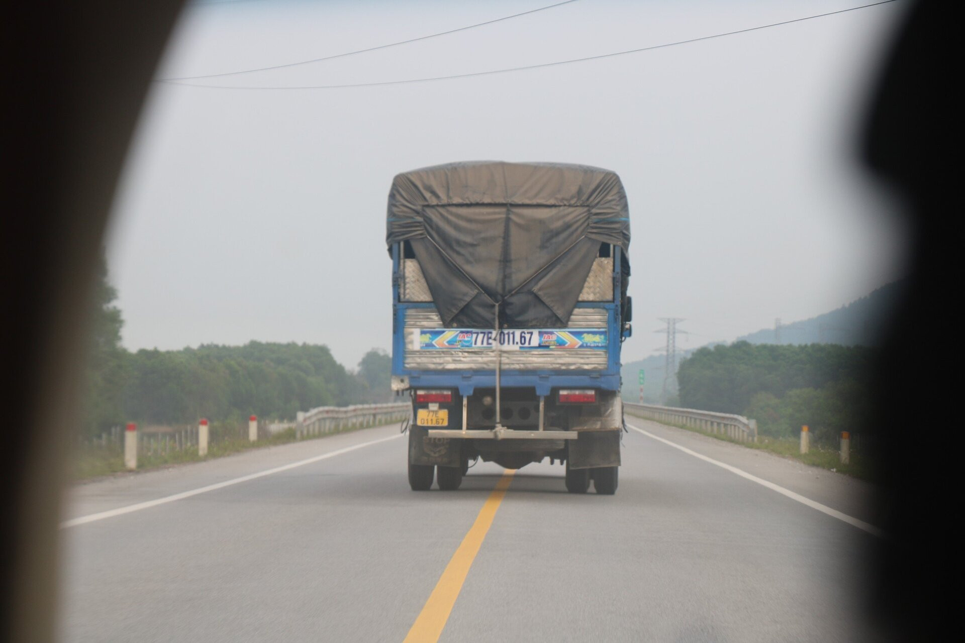 Ô tô vẫn 'đùa giỡn' với tử thần trên cao tốc Cam Lộ-La Sơn sau tai nạn thảm khốc - 13