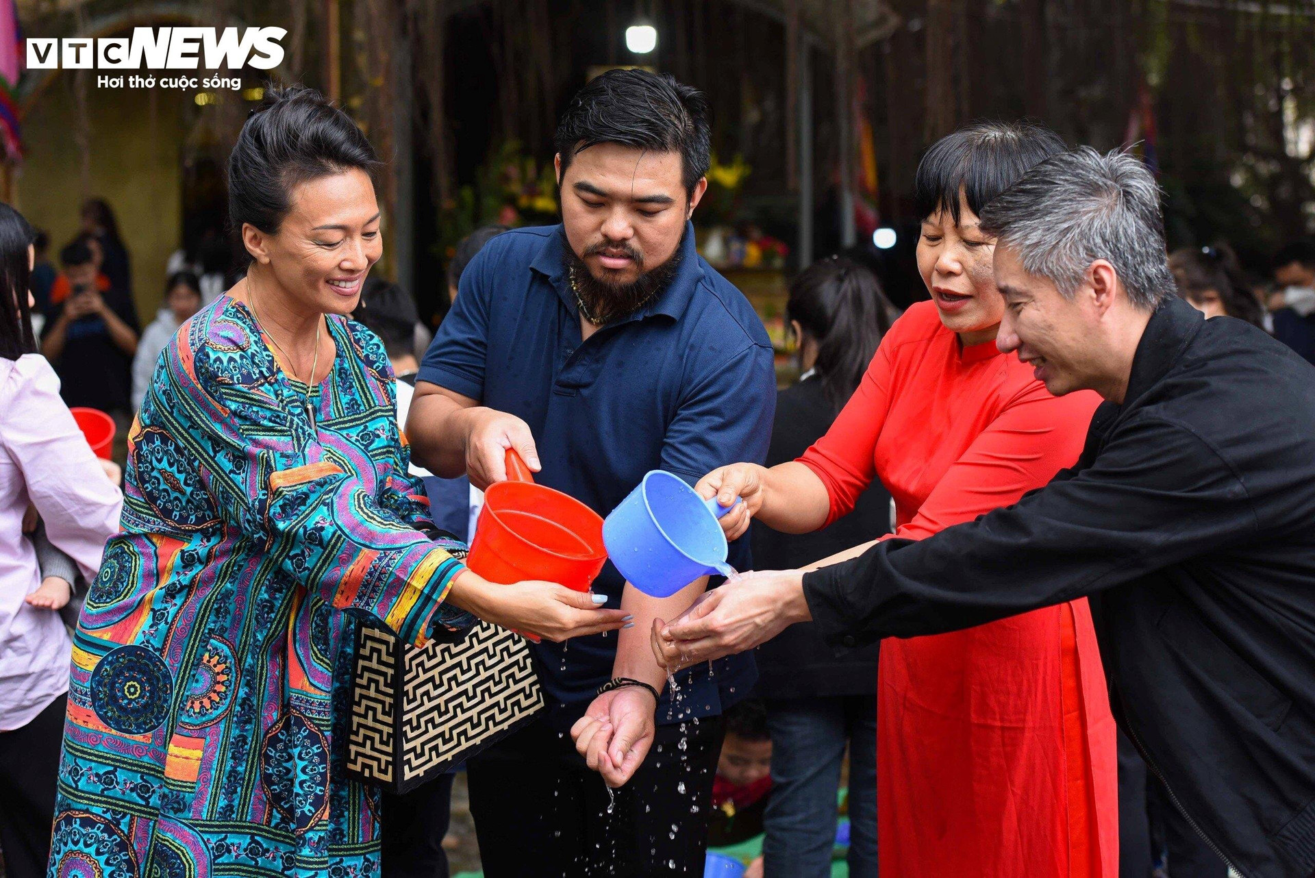 Vượt quãng đường hơn 1.500 km, chị Lê Thúy Phượng cùng gia đình (ở Đà Lạt, Lâm Đồng) chọn Đền Cùng - Giếng Ngọc là điểm dừng chân đầu tiên trong dịp du xuân năm 2024.