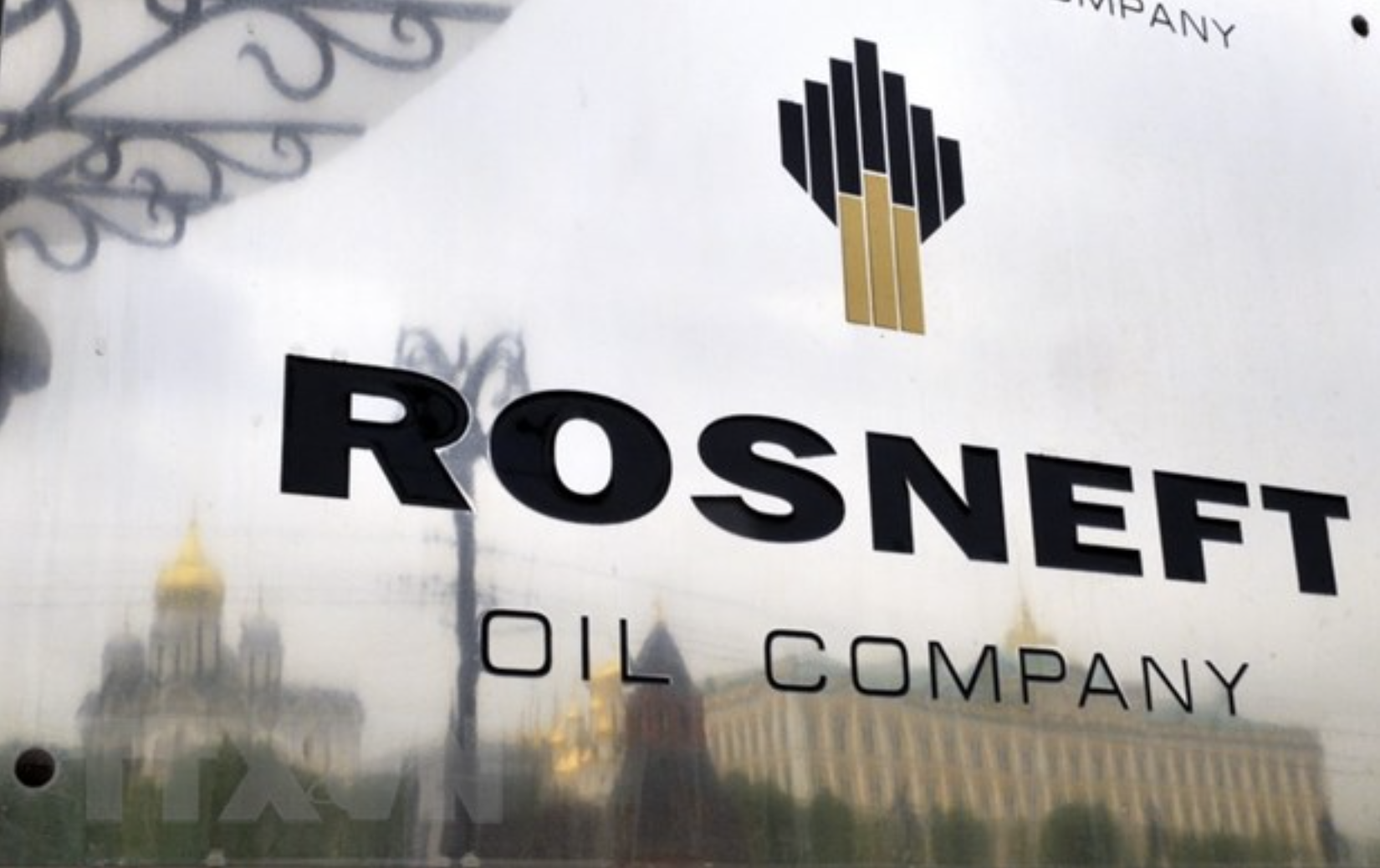 Biểu tượng của tập đoàn Rosneft tại trụ sở ở Moskva. (Ảnh: TTXVN)
