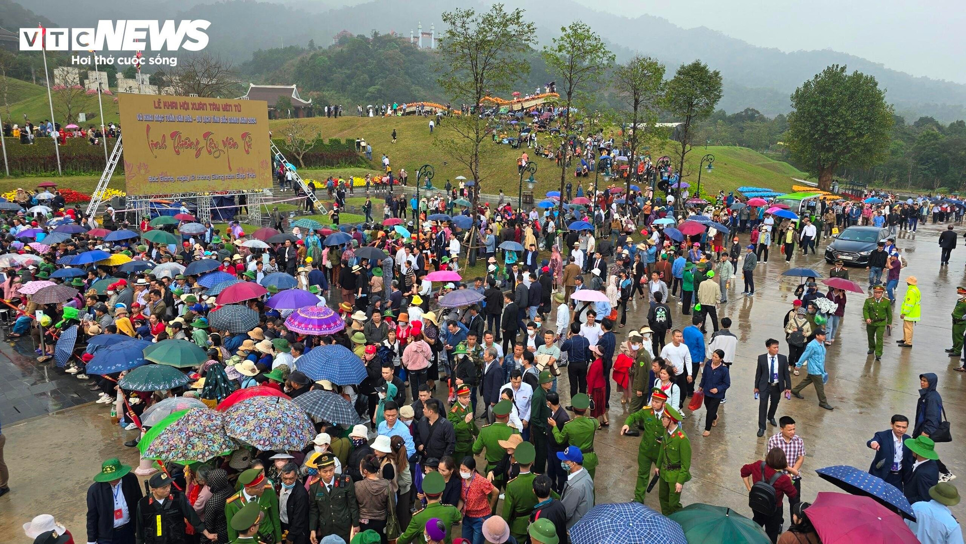 Du khách đội mưa đến tham dự Lễ hội Xuân Tây Yên Tử.