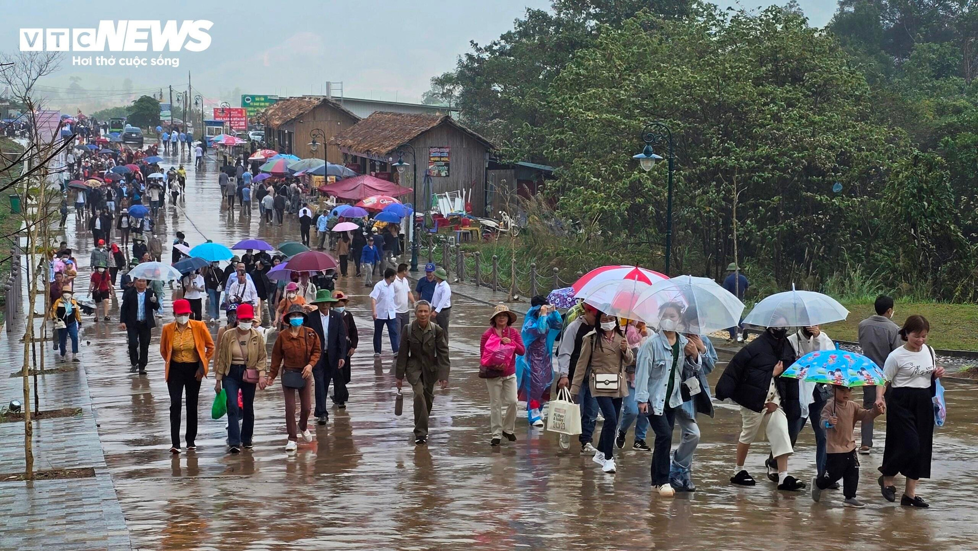 Thời tiết khai hội hội Tây Yên Tử có mưa.