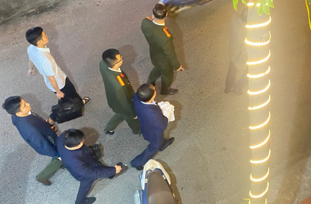 Nguyễn Đình Đương (áo xanh, tay cầm vải trắng) bị cơ quan công an bắt giữ tối 13/3/2023.