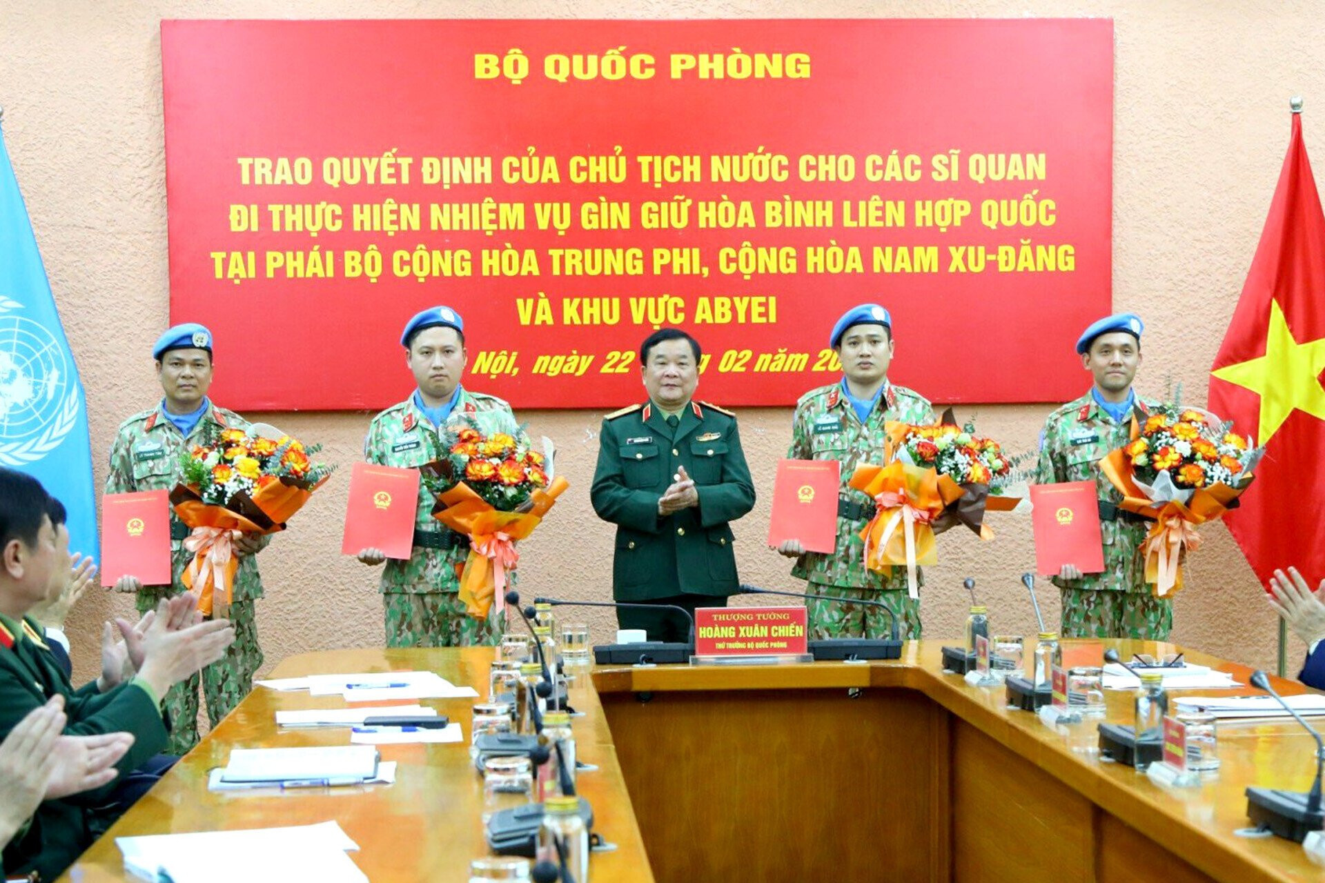 Thượng tướng Hoàng Xuân Chiến trao quyết định của Chủ tịch nước cho 4 sĩ quan. (Ảnh: VNN)